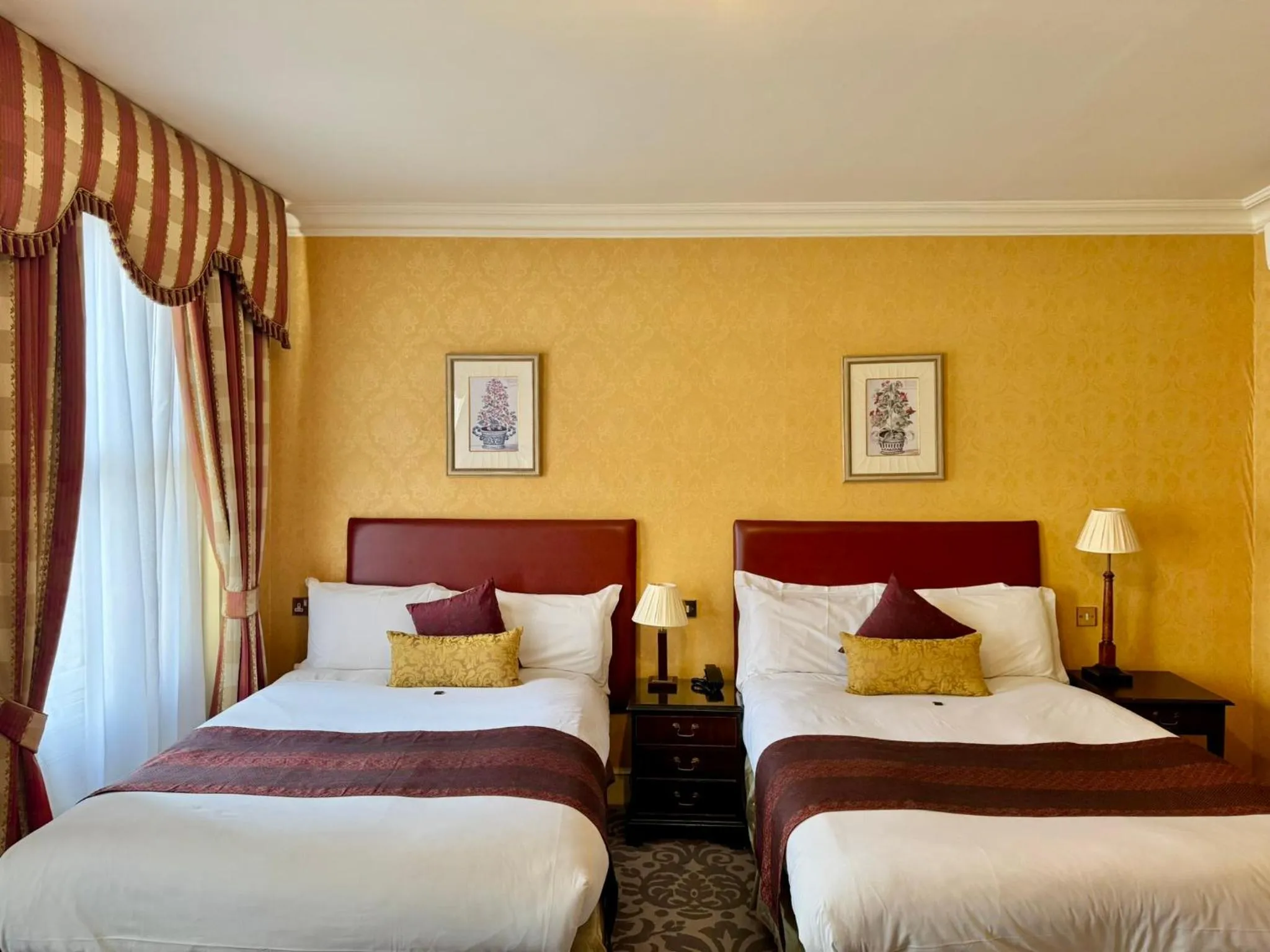 Photo of the whole room, Bed in The Leonard Hotel