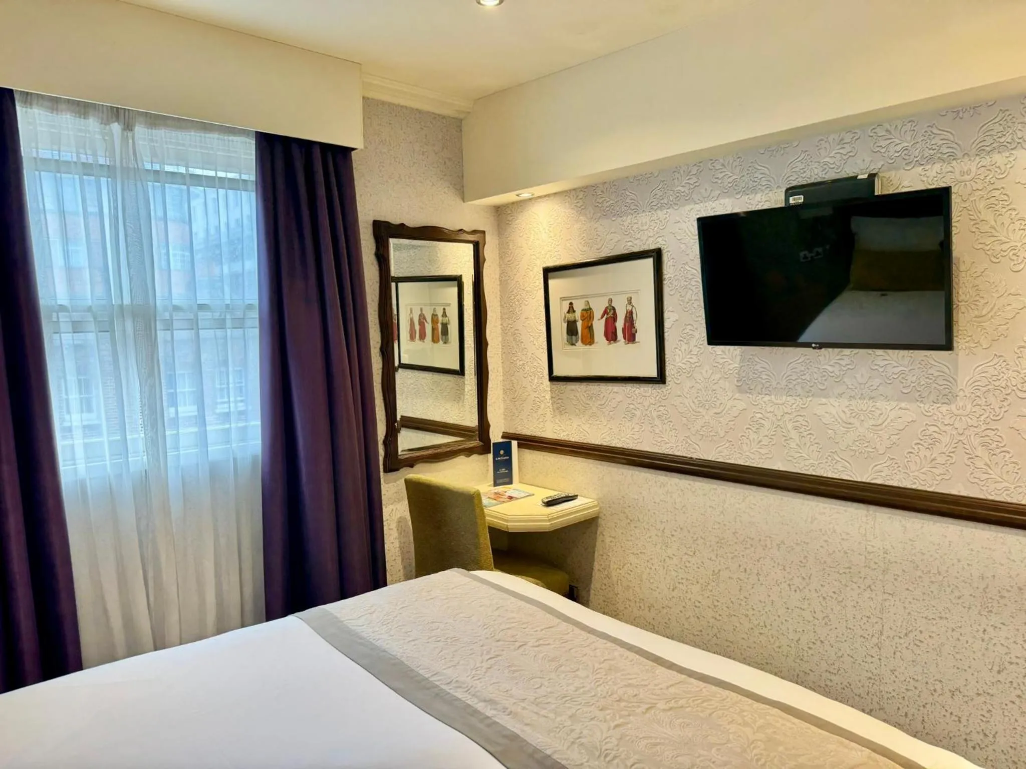 Photo of the whole room, Bed in The Leonard Hotel