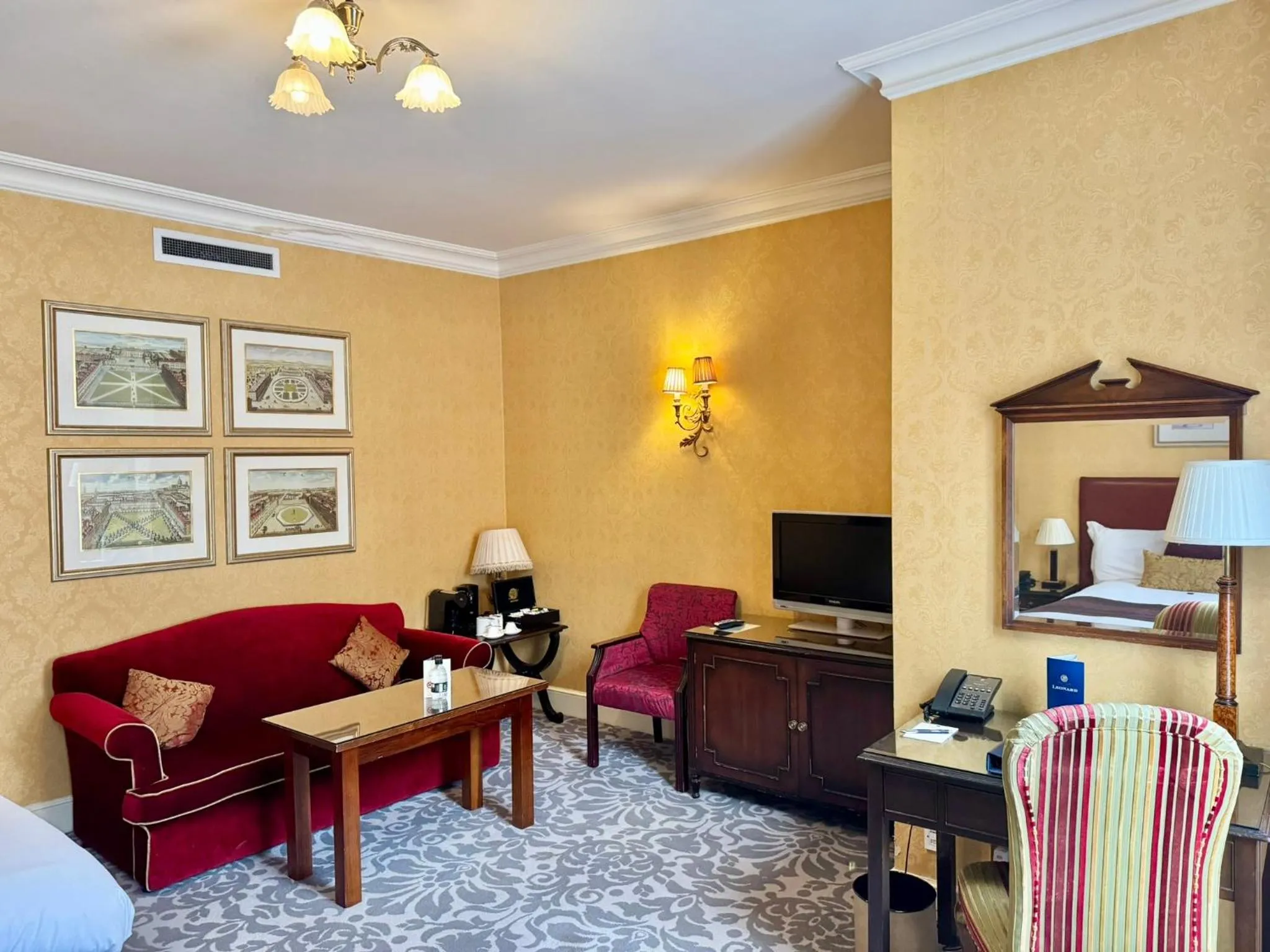 Photo of the whole room in The Leonard Hotel