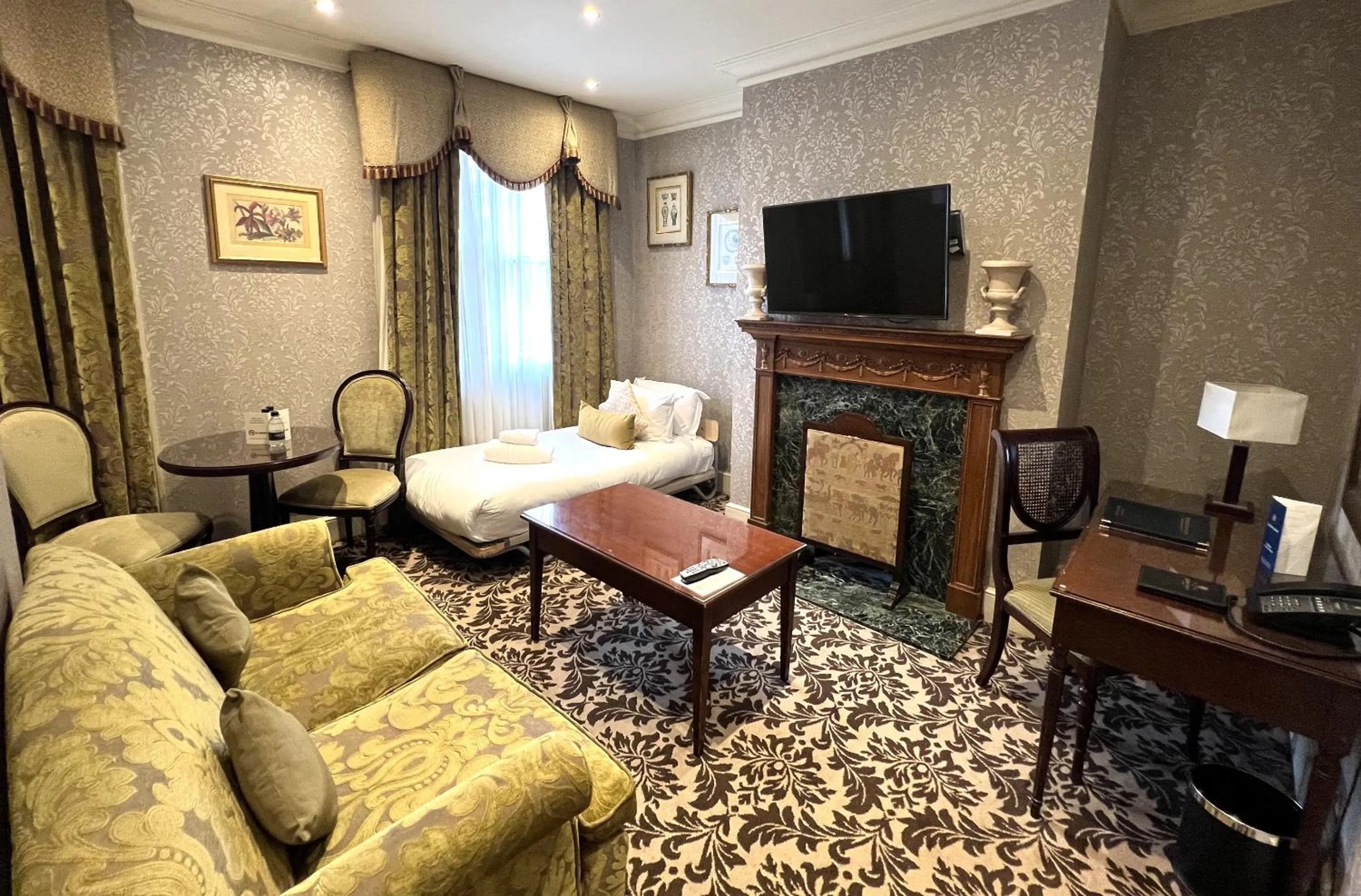 Bed in The Leonard Hotel