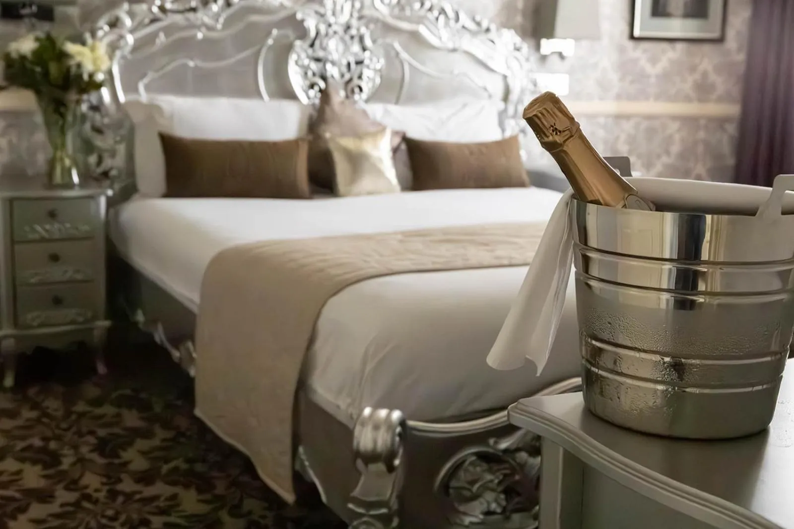 Photo of the whole room, Bed in The Leonard Hotel