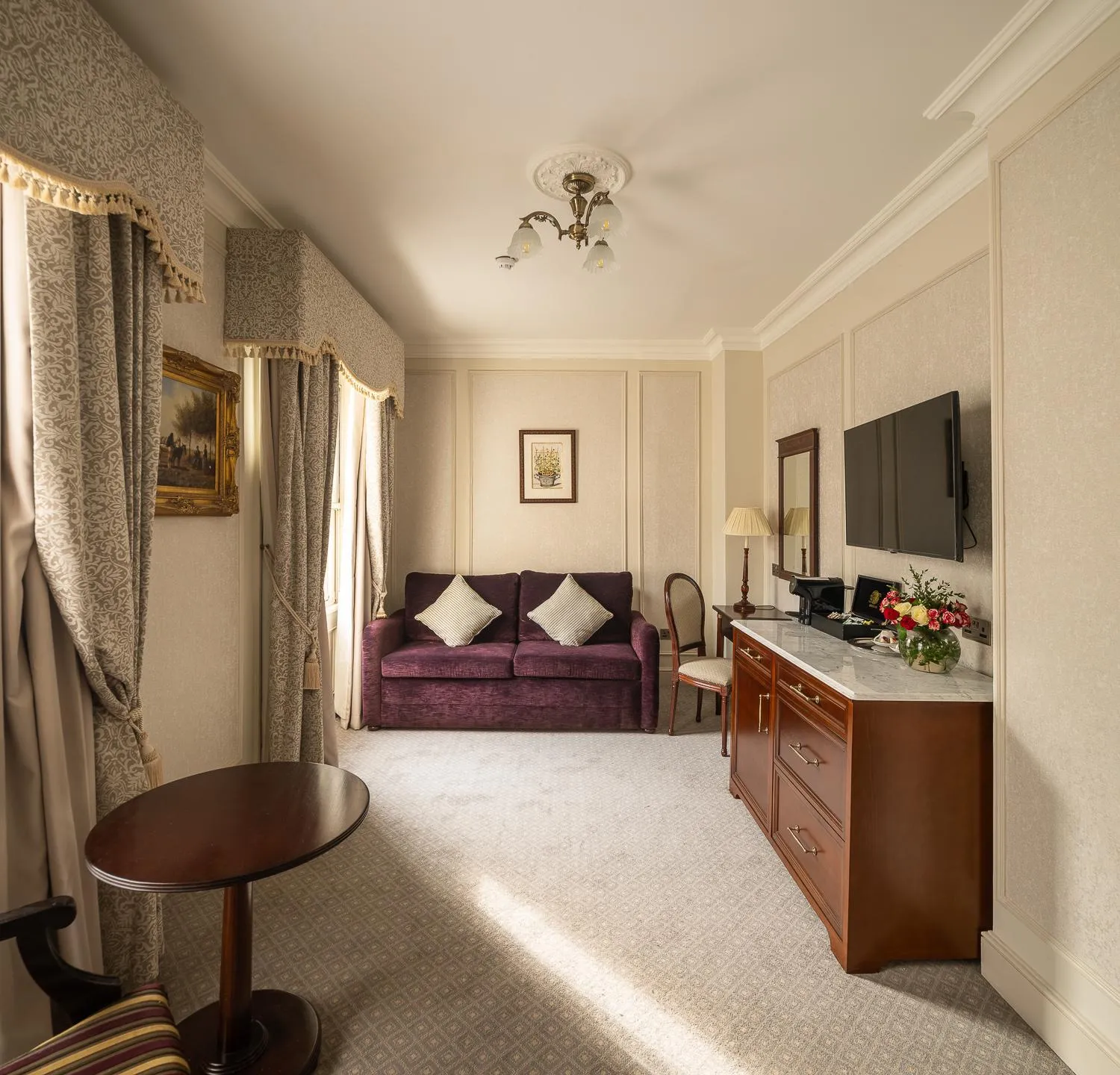 Living room, Bed in The Leonard Hotel