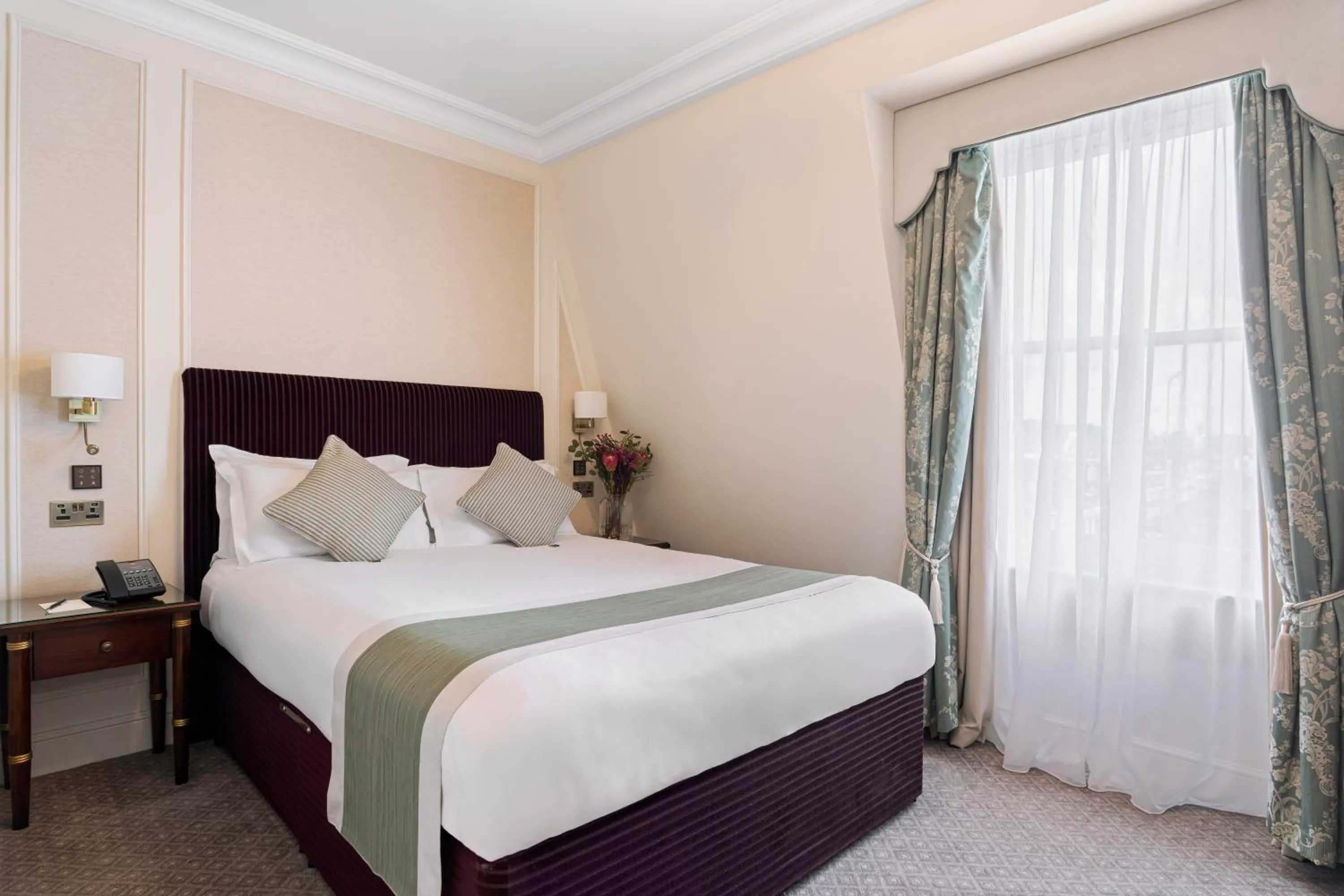 Bed in The Leonard Hotel