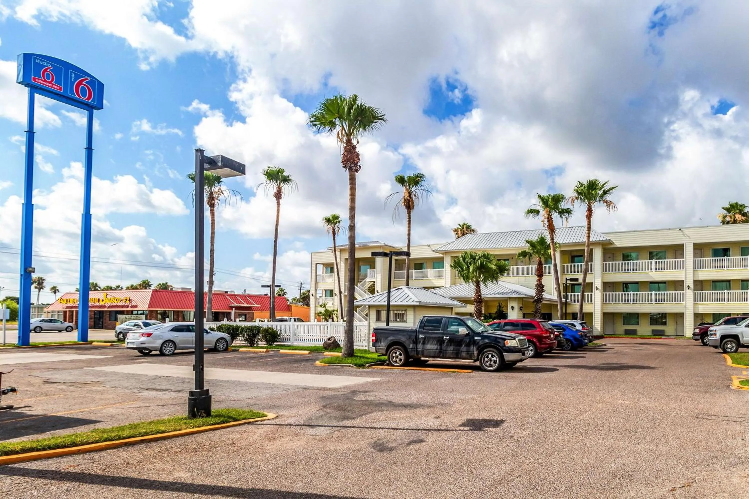Property building in Motel 6 Corpus Christi, TX - North