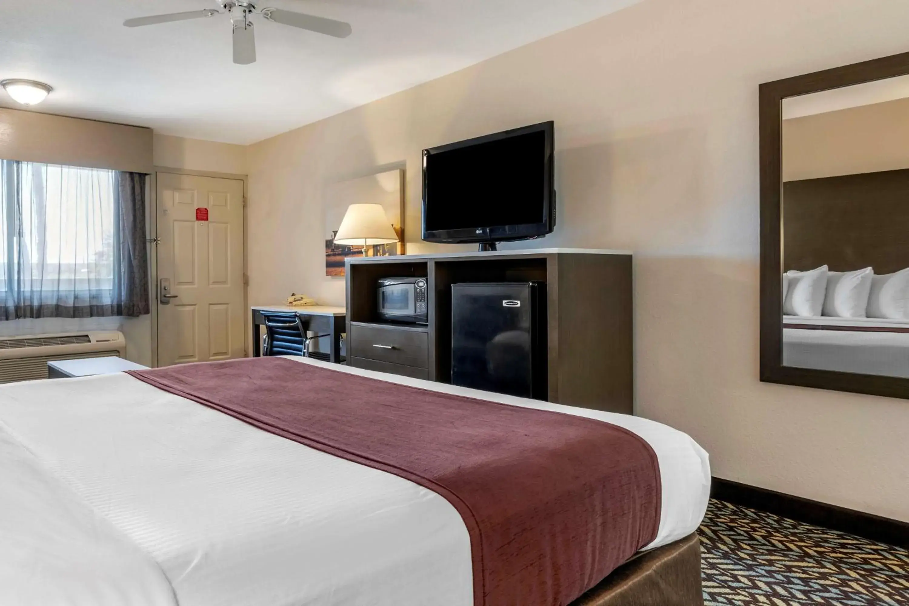 Deluxe King Room with Hot Tub - Non-Smoking in Best Western Orchard Inn Deluxe King Room with Hot Tub - Non-Smoking in Best Western Orchard Inn