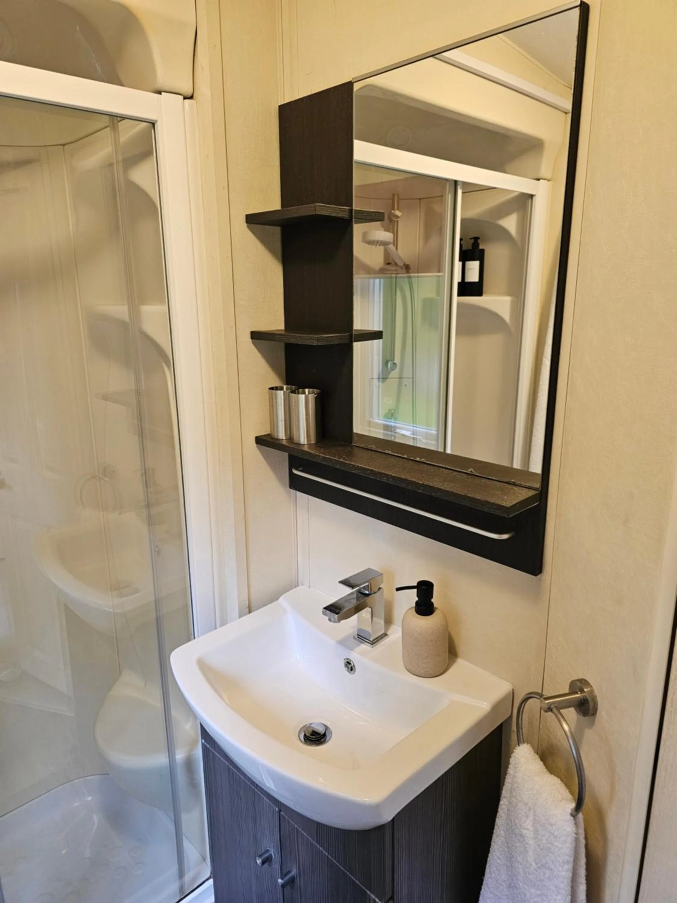 Bathroom in Tudor Lodge Hotel