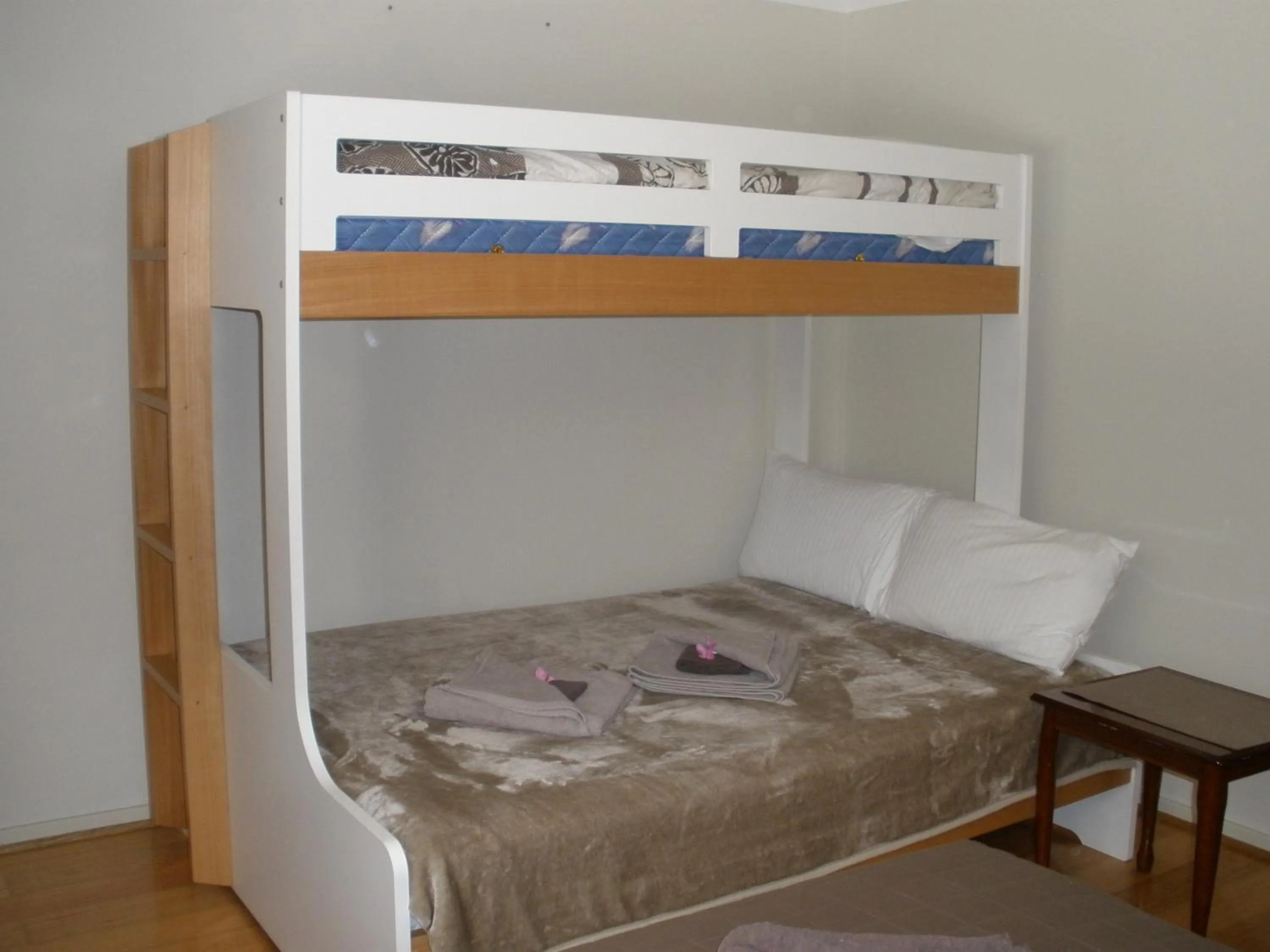 Bed in Palms Oasis Motel