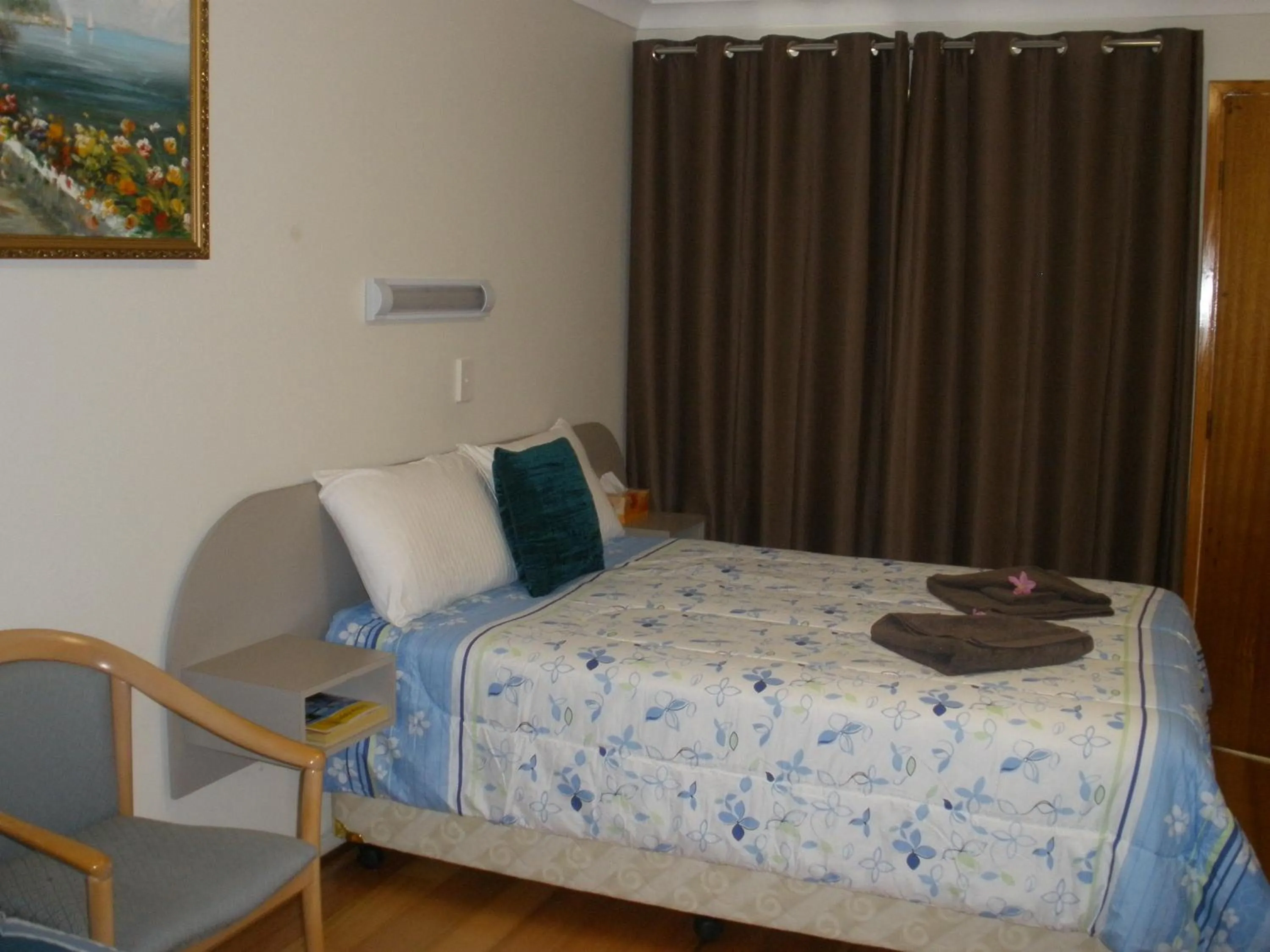 Bed in Palms Oasis Motel