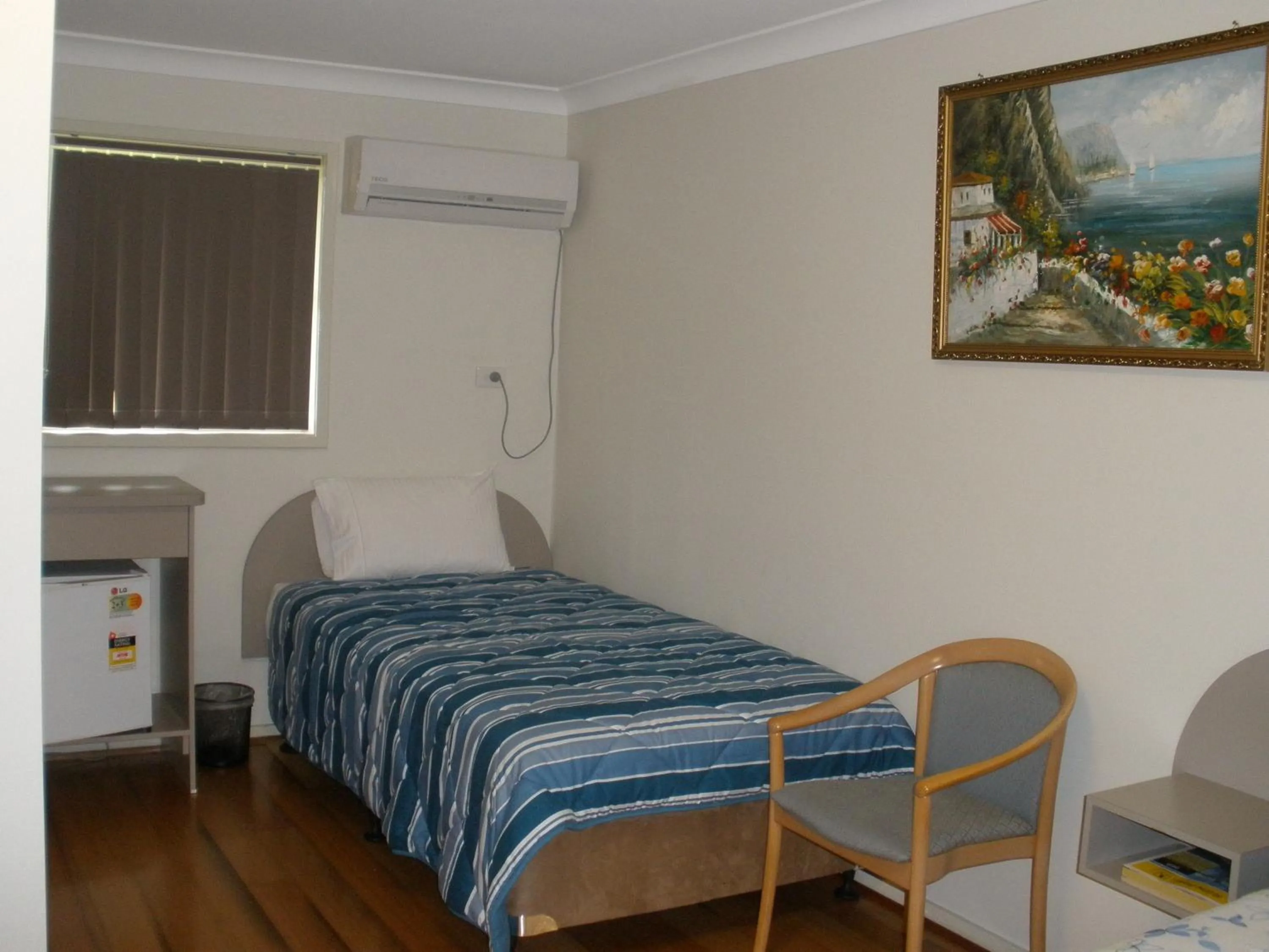 Bed in Palms Oasis Motel