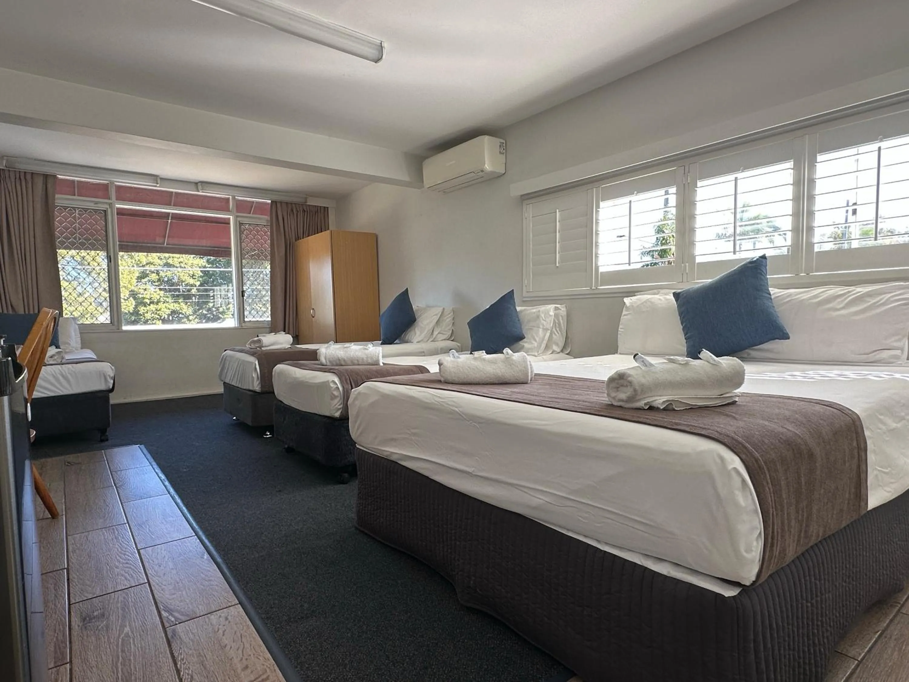 Balcony/Terrace, Bed in Airway Motel