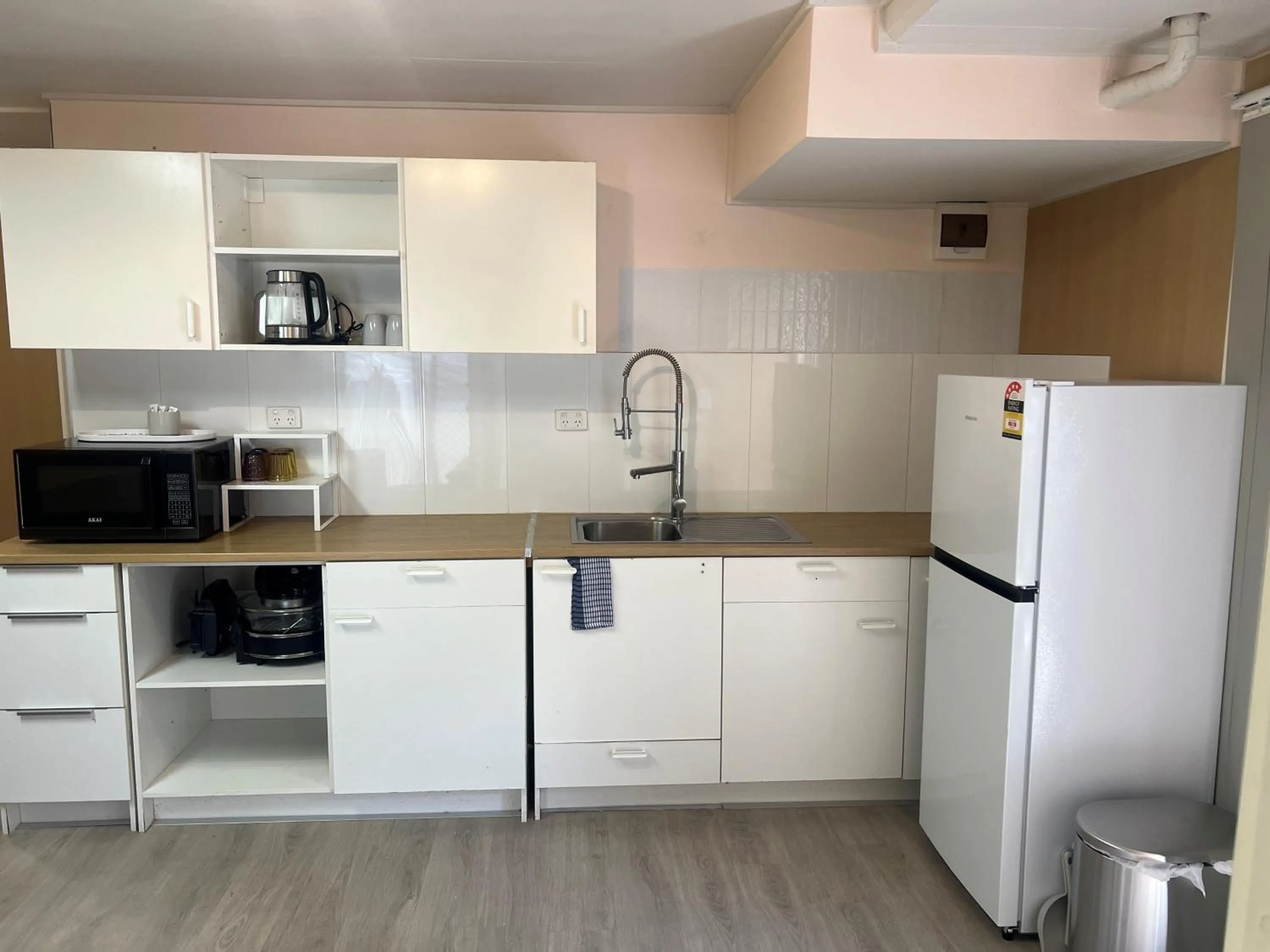 Kitchen or kitchenette in Airway Motel