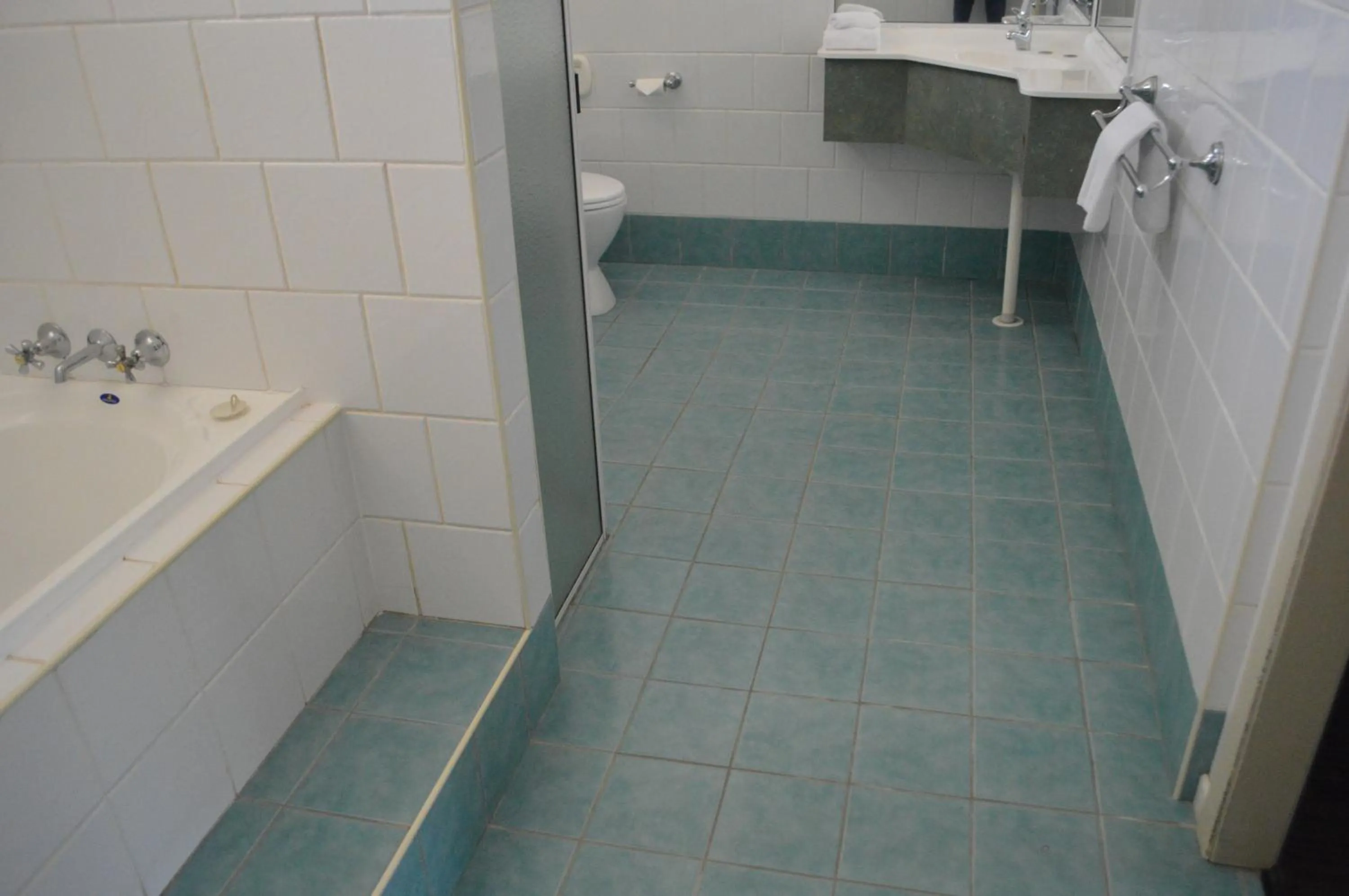 Bathroom in James Street Motor Inn