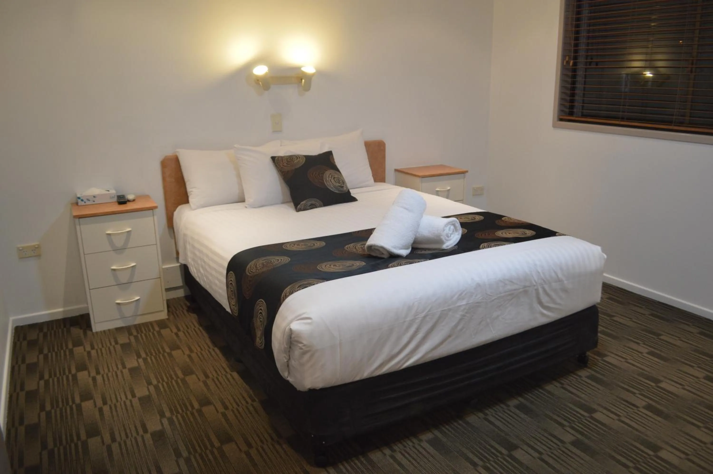 Bedroom, Bed in James Street Motor Inn