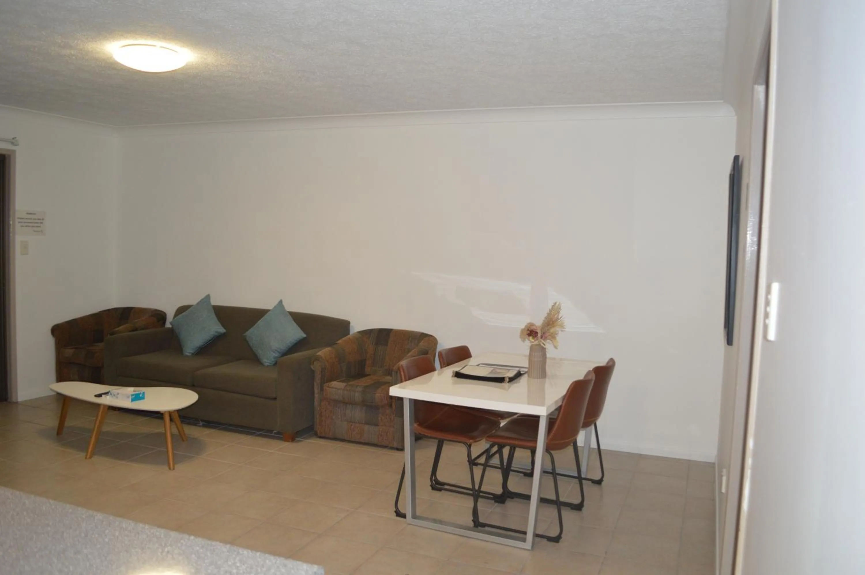 Dining area in James Street Motor Inn