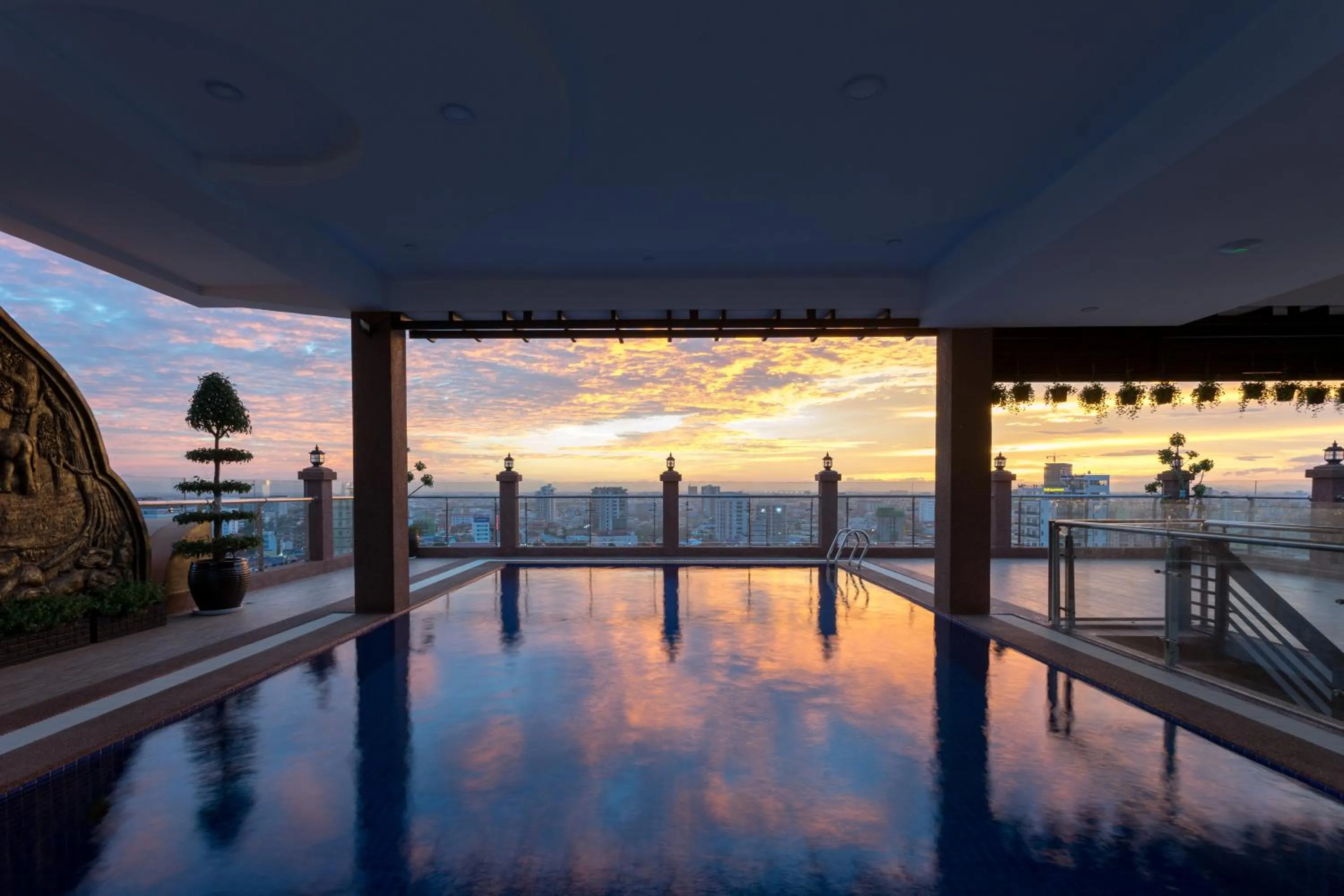 Swimming pool in Queen Mansion