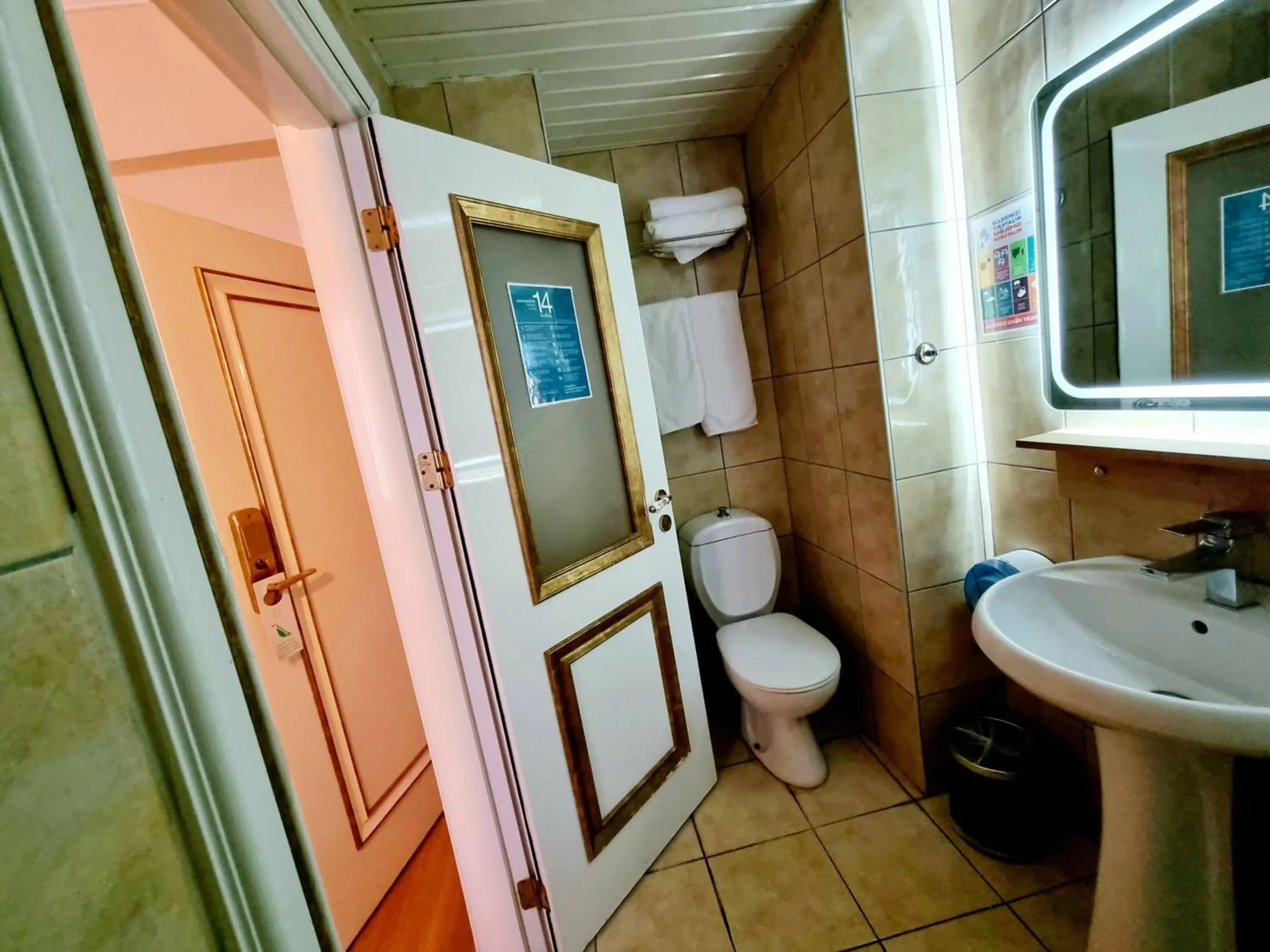 Bathroom in Perlo Hotel City