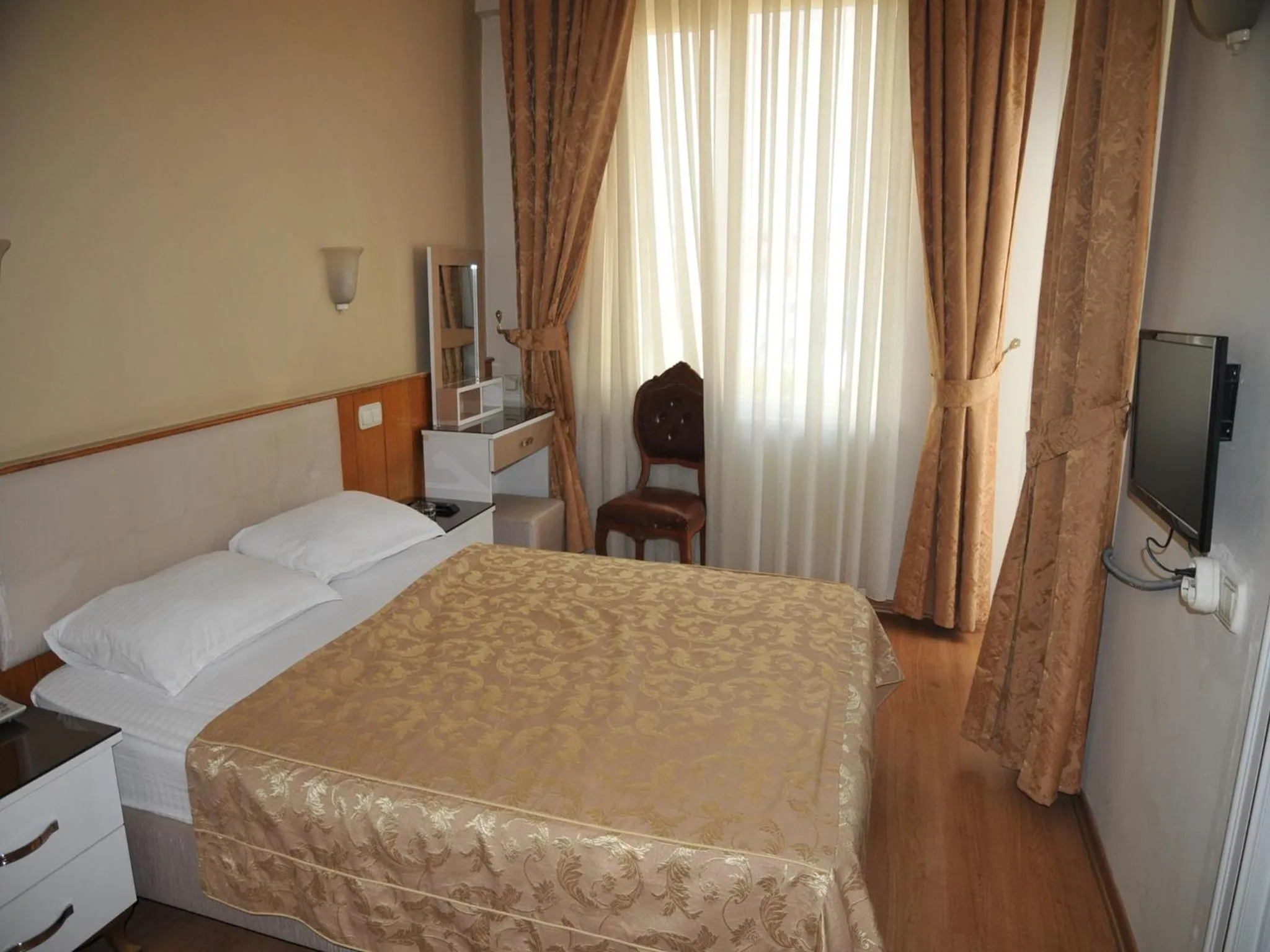 Bed in Perlo Hotel City