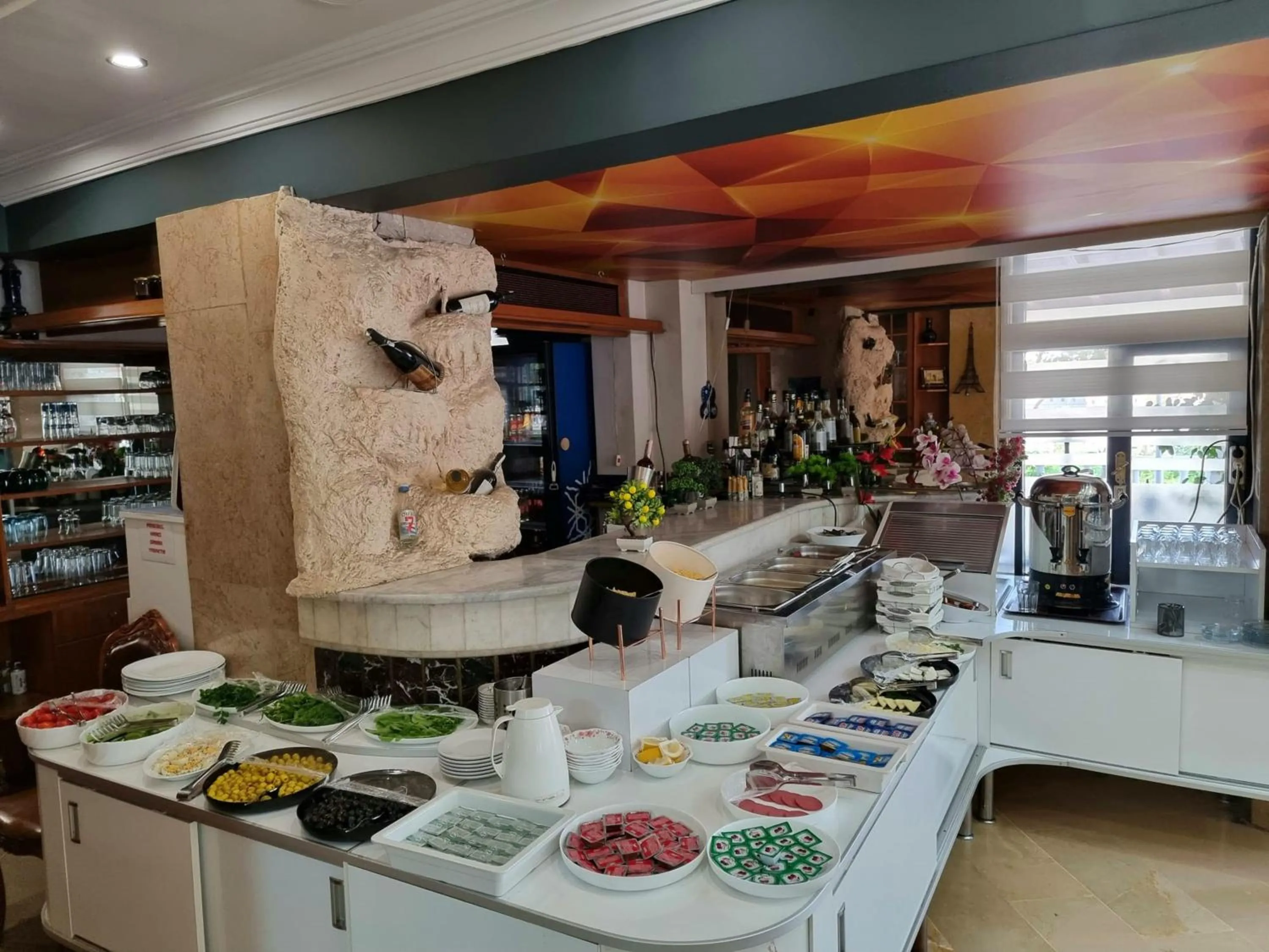 Restaurant/places to eat in Perlo Hotel City