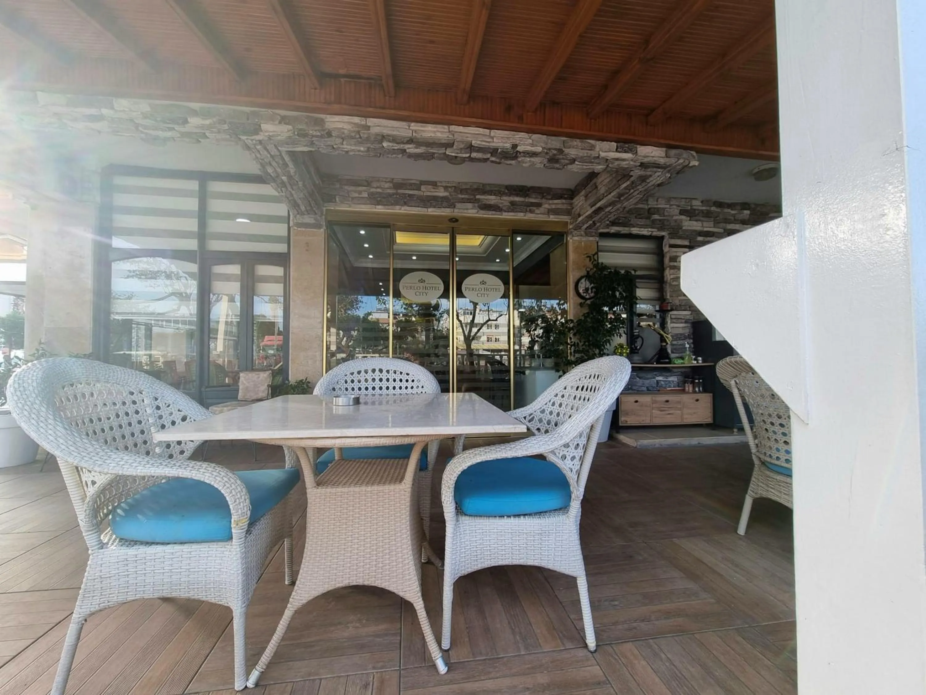 Restaurant/places to eat in Perlo Hotel City