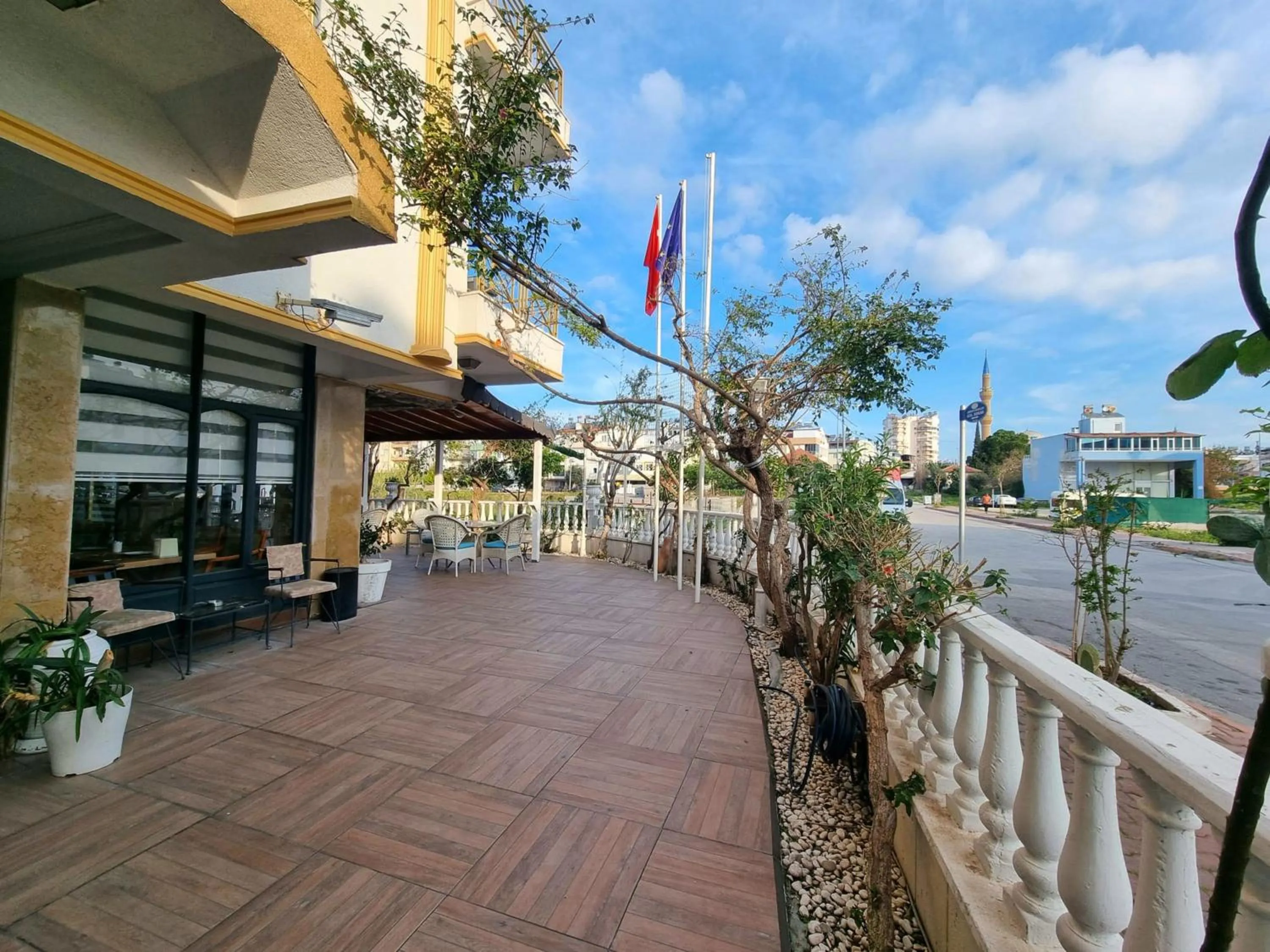 Restaurant/places to eat in Perlo Hotel City