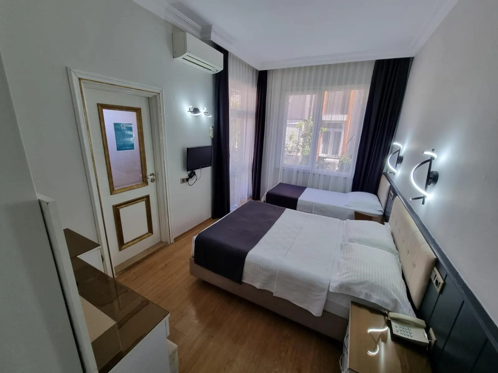 Bed in Perlo Hotel City