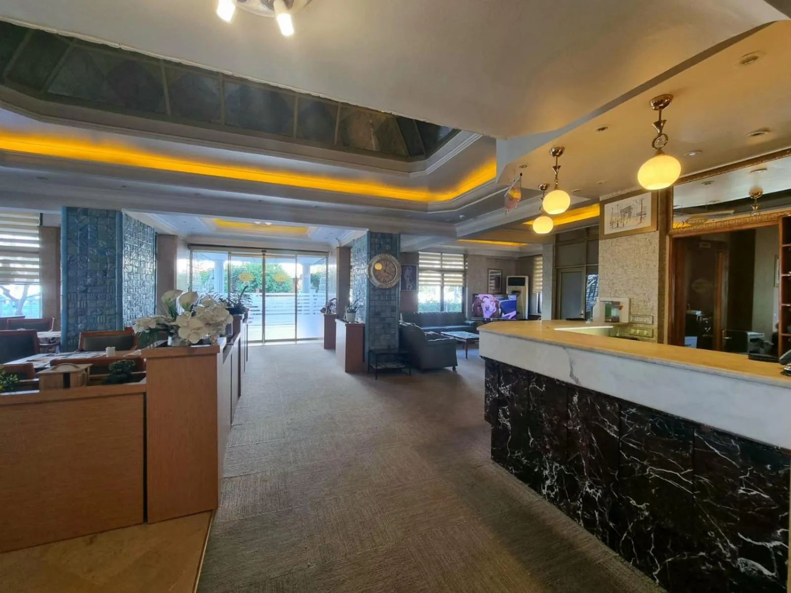 Restaurant/places to eat in Perlo Hotel City