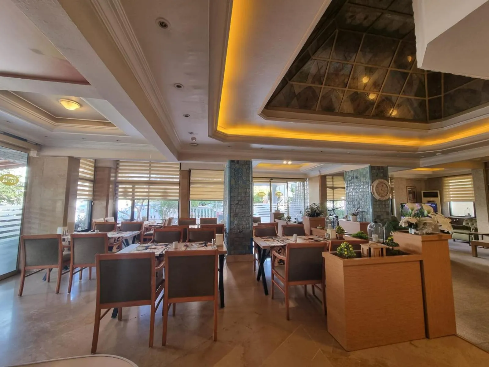 Restaurant/places to eat in Perlo Hotel City
