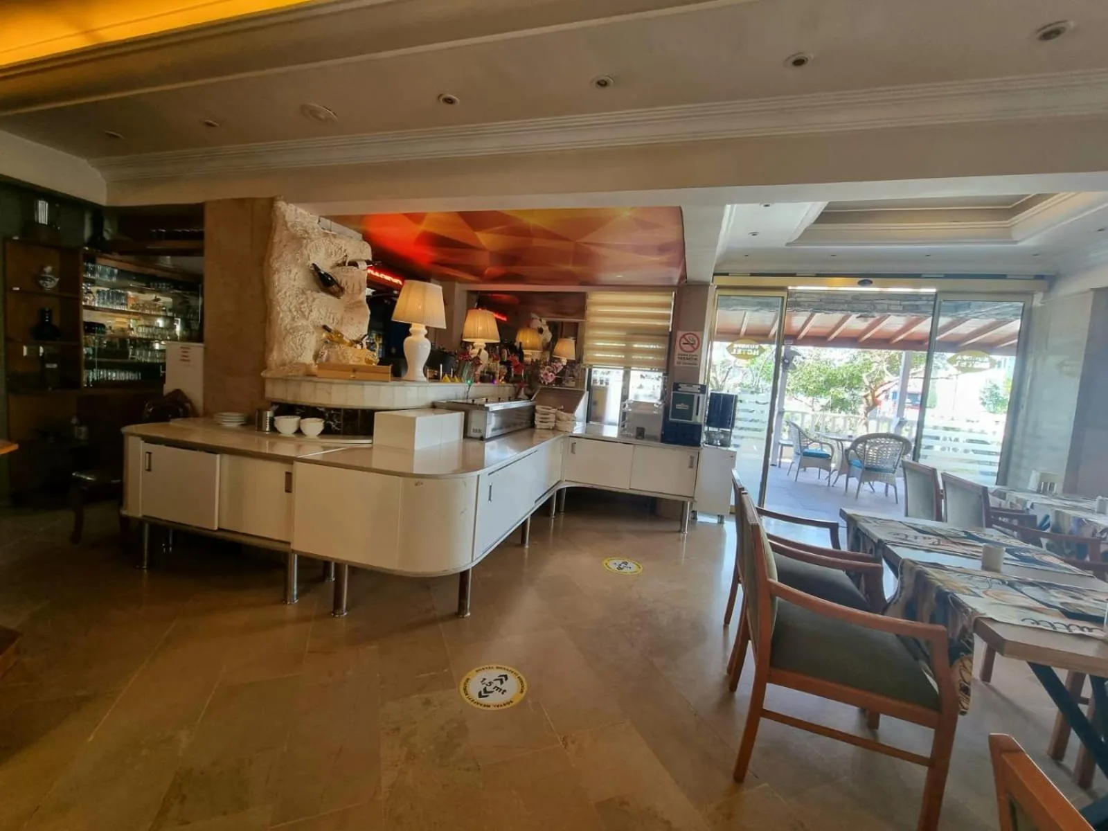 Restaurant/places to eat in Perlo Hotel City