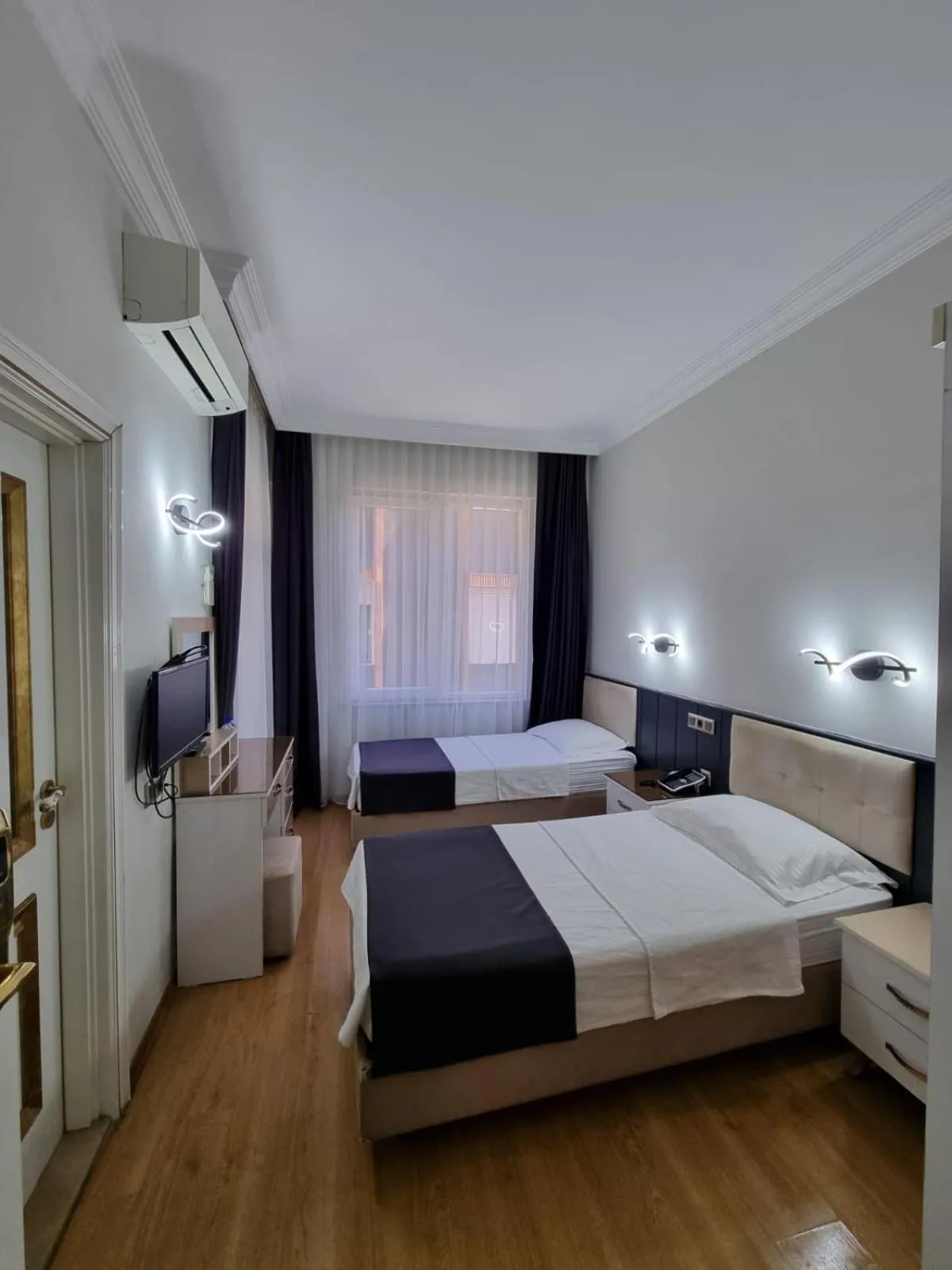 Photo of the whole room, Bed in Perlo Hotel City