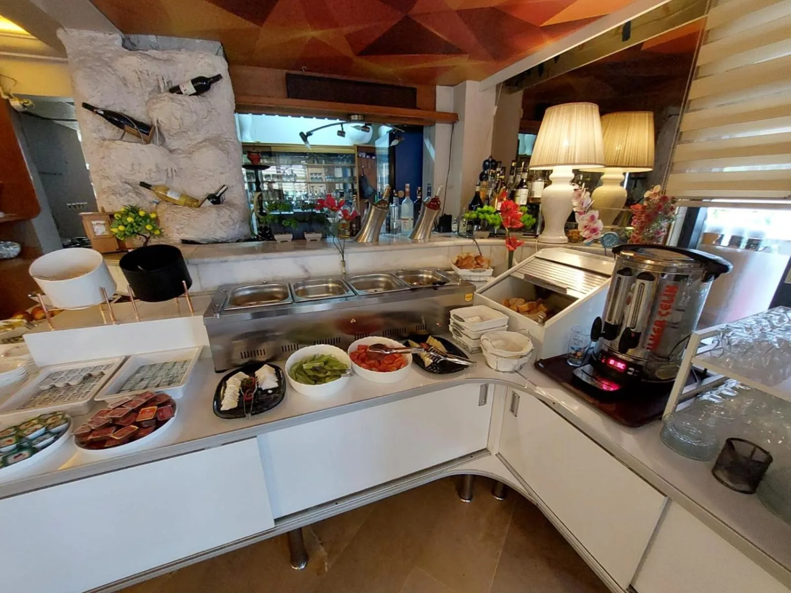 Coffee/tea facilities in Perlo Hotel City