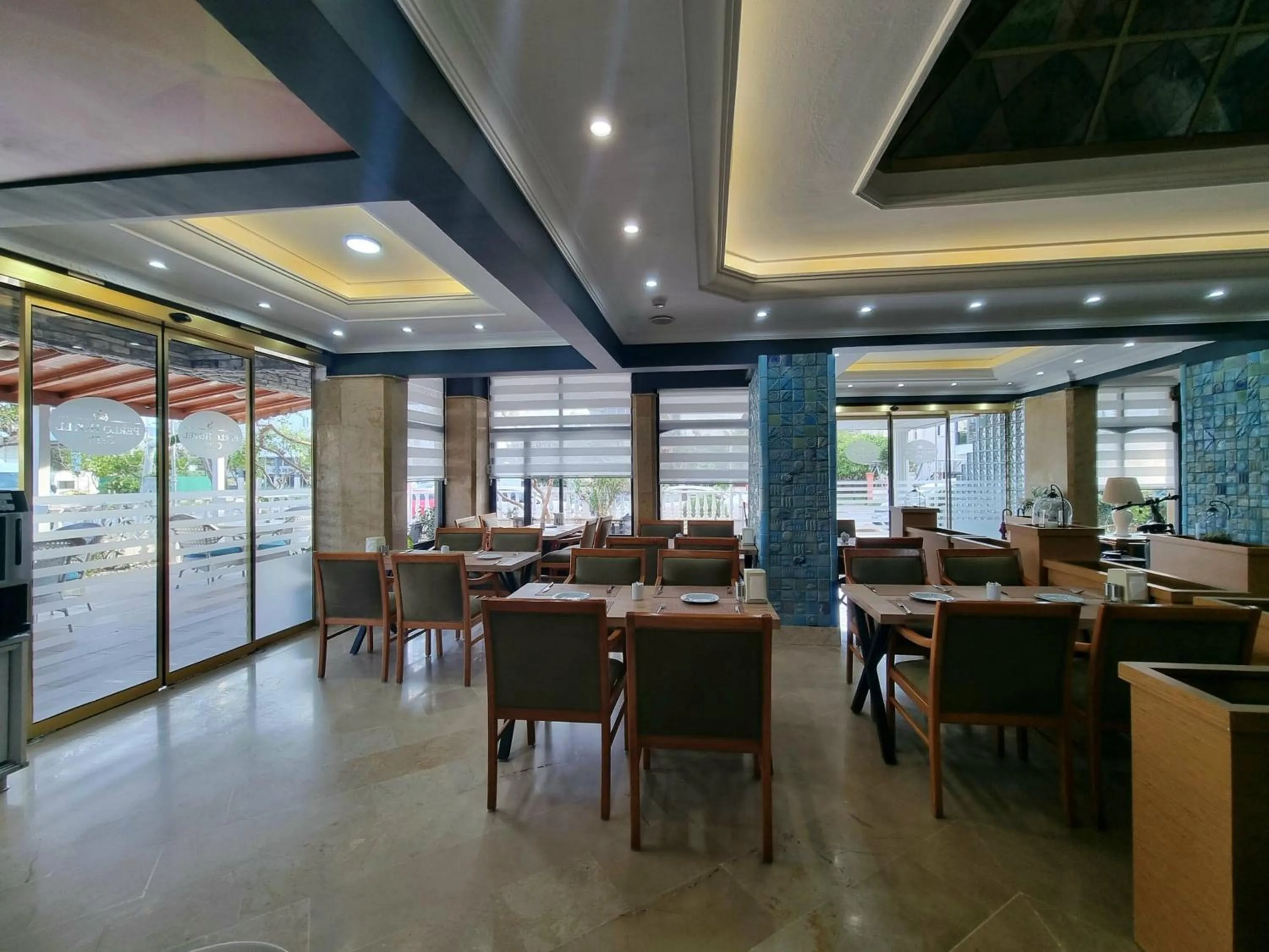 Restaurant/places to eat in Perlo Hotel City