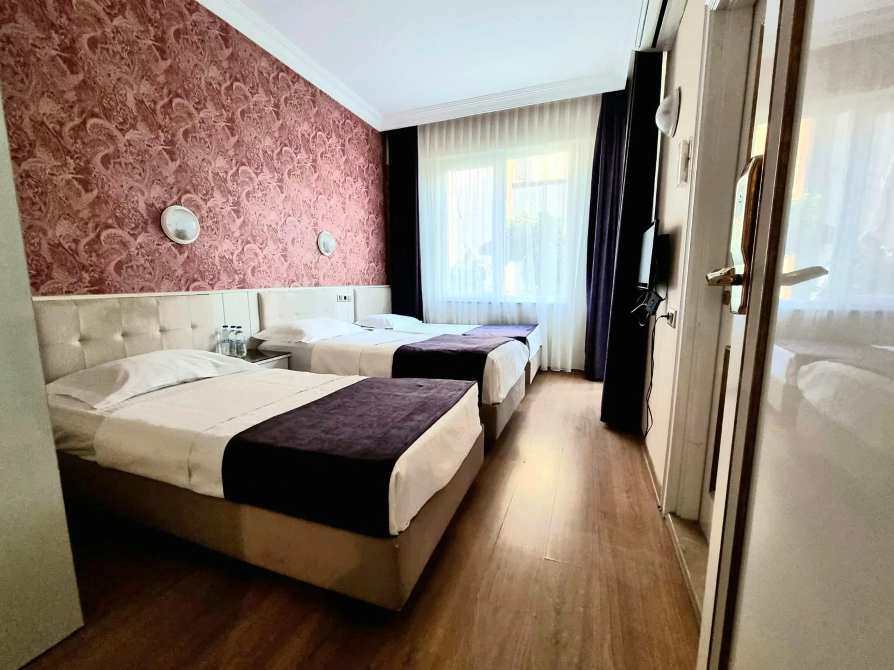 Bed in Perlo Hotel City