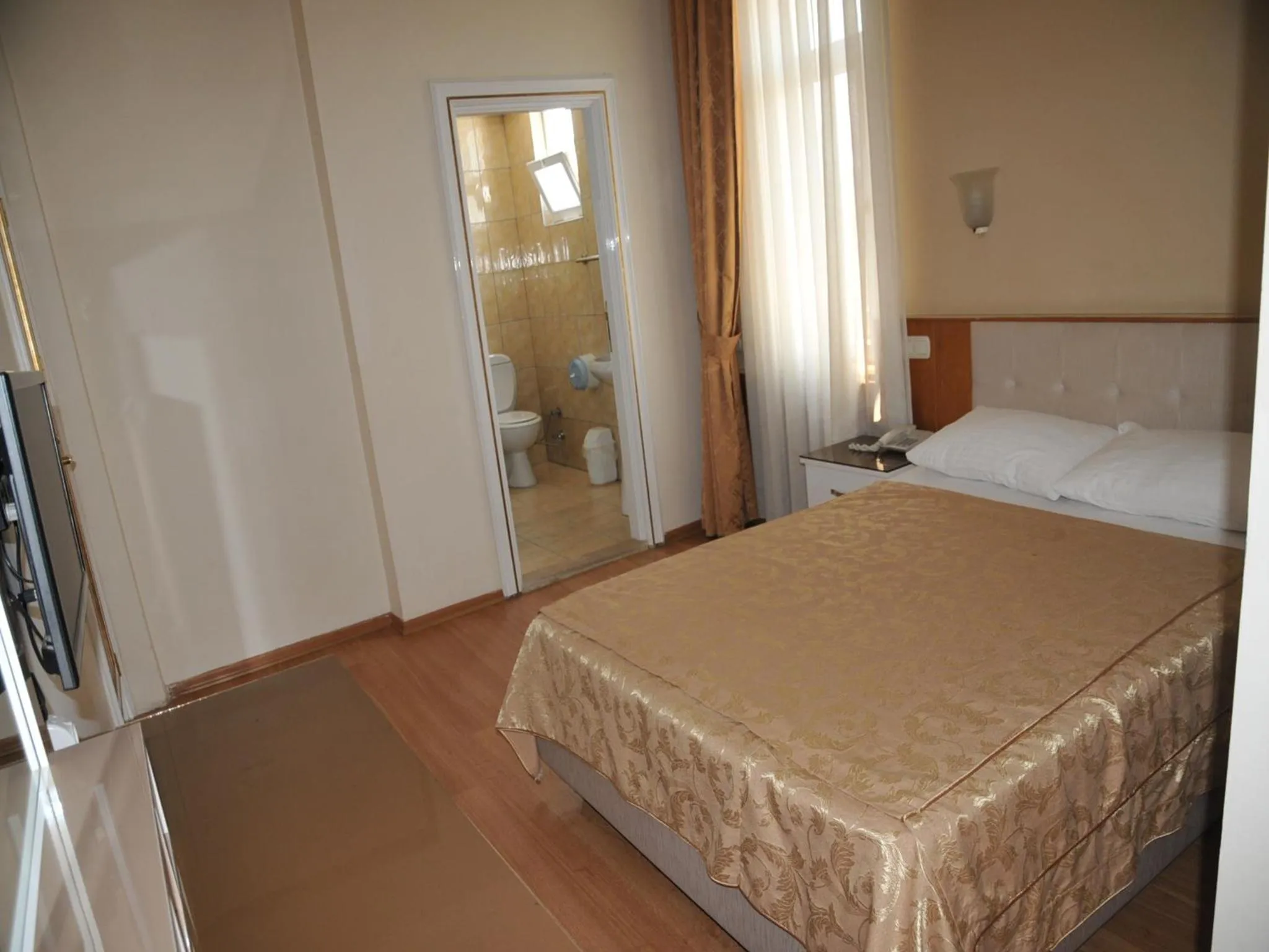 Photo of the whole room, Bed in Perlo Hotel City