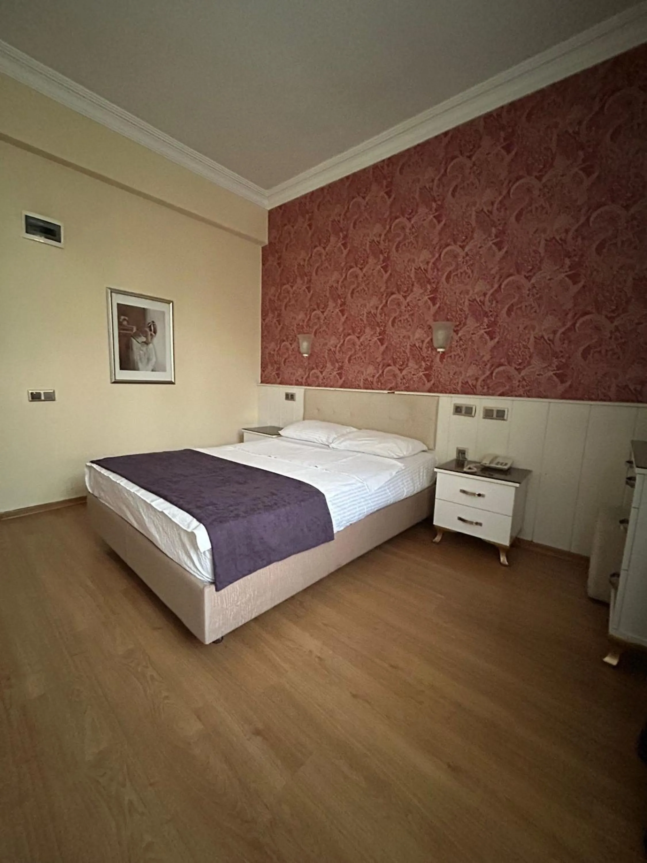 Bed in Perlo Hotel City