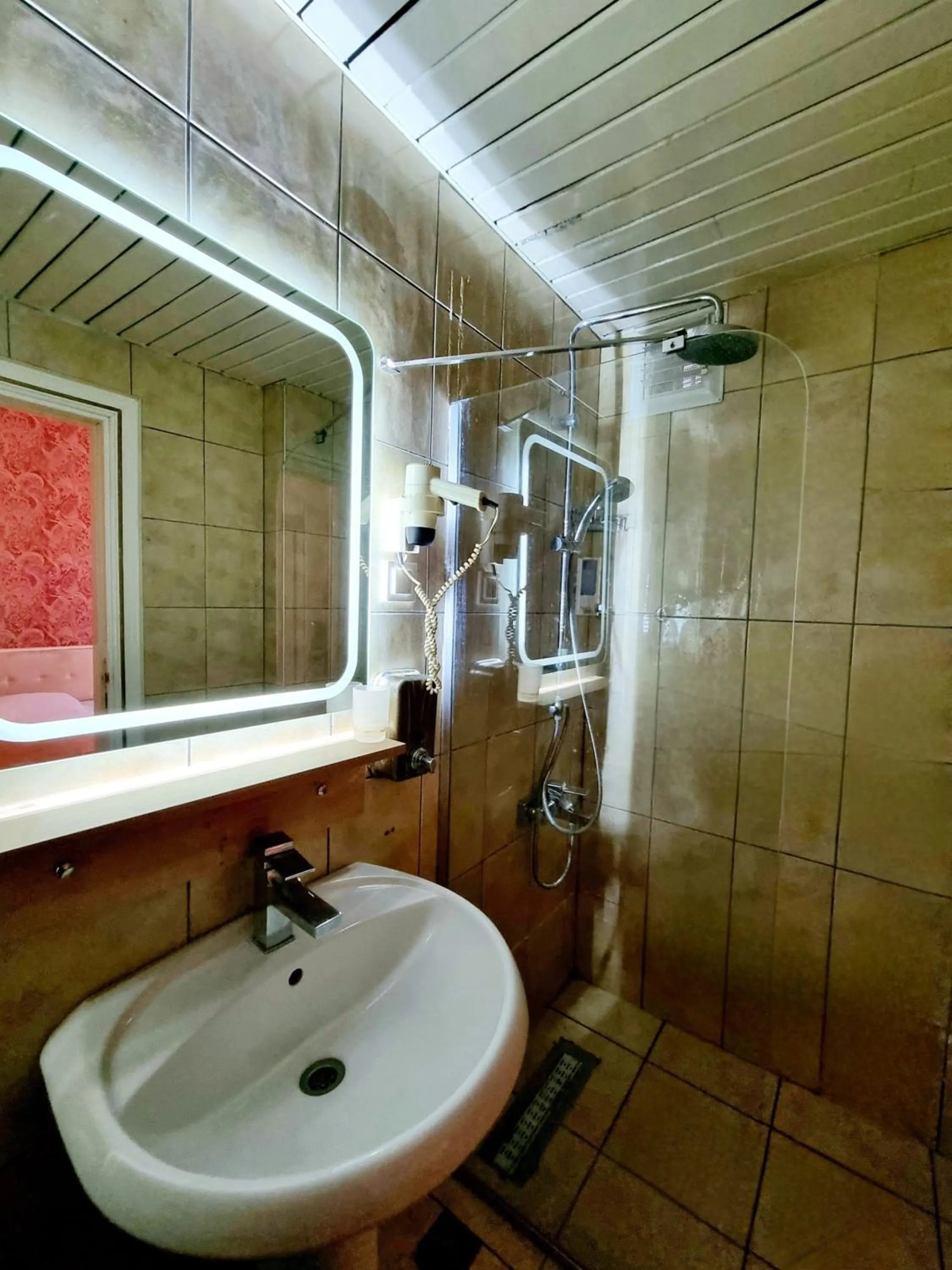 Bathroom in Perlo Hotel City