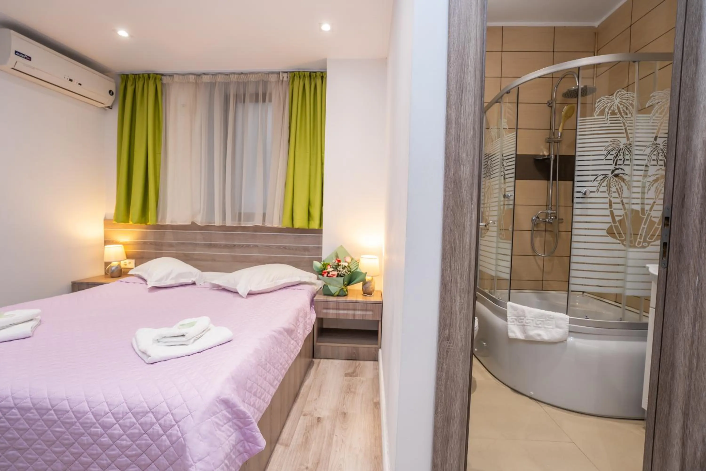Shower, Bed in Hotel Liad City Center