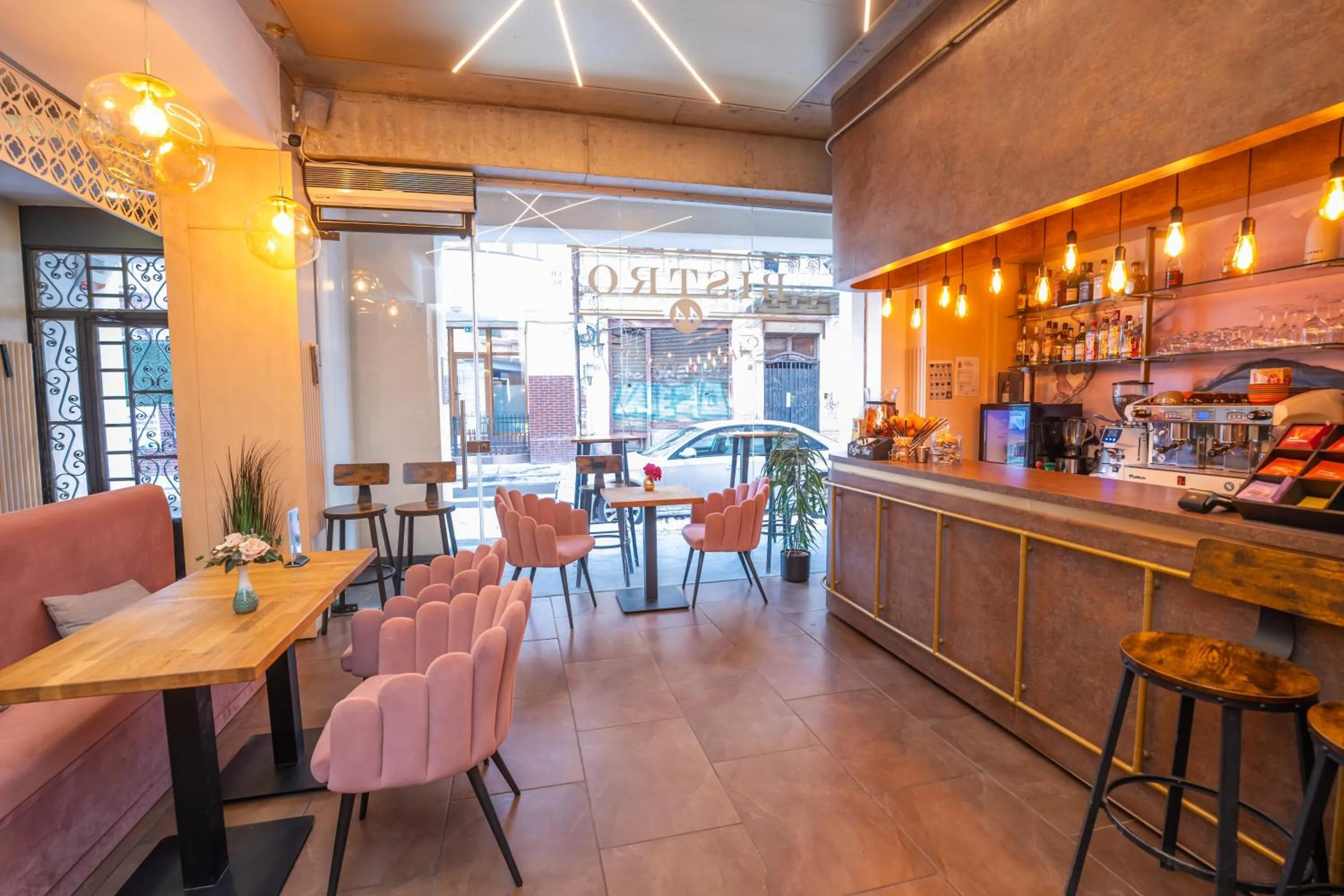 Restaurant/places to eat in Hotel Liad City Center