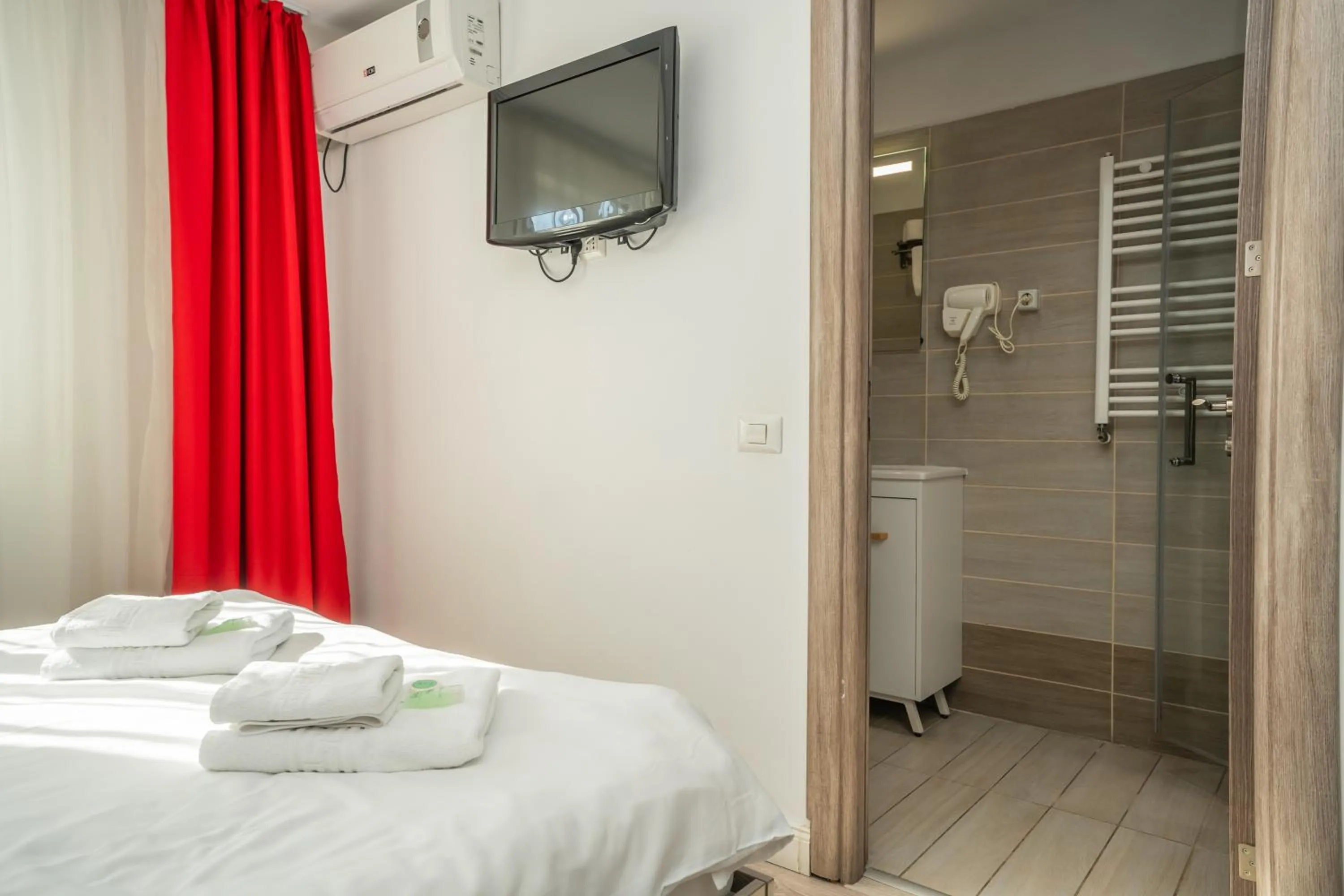Shower, Bed in Hotel Liad City Center