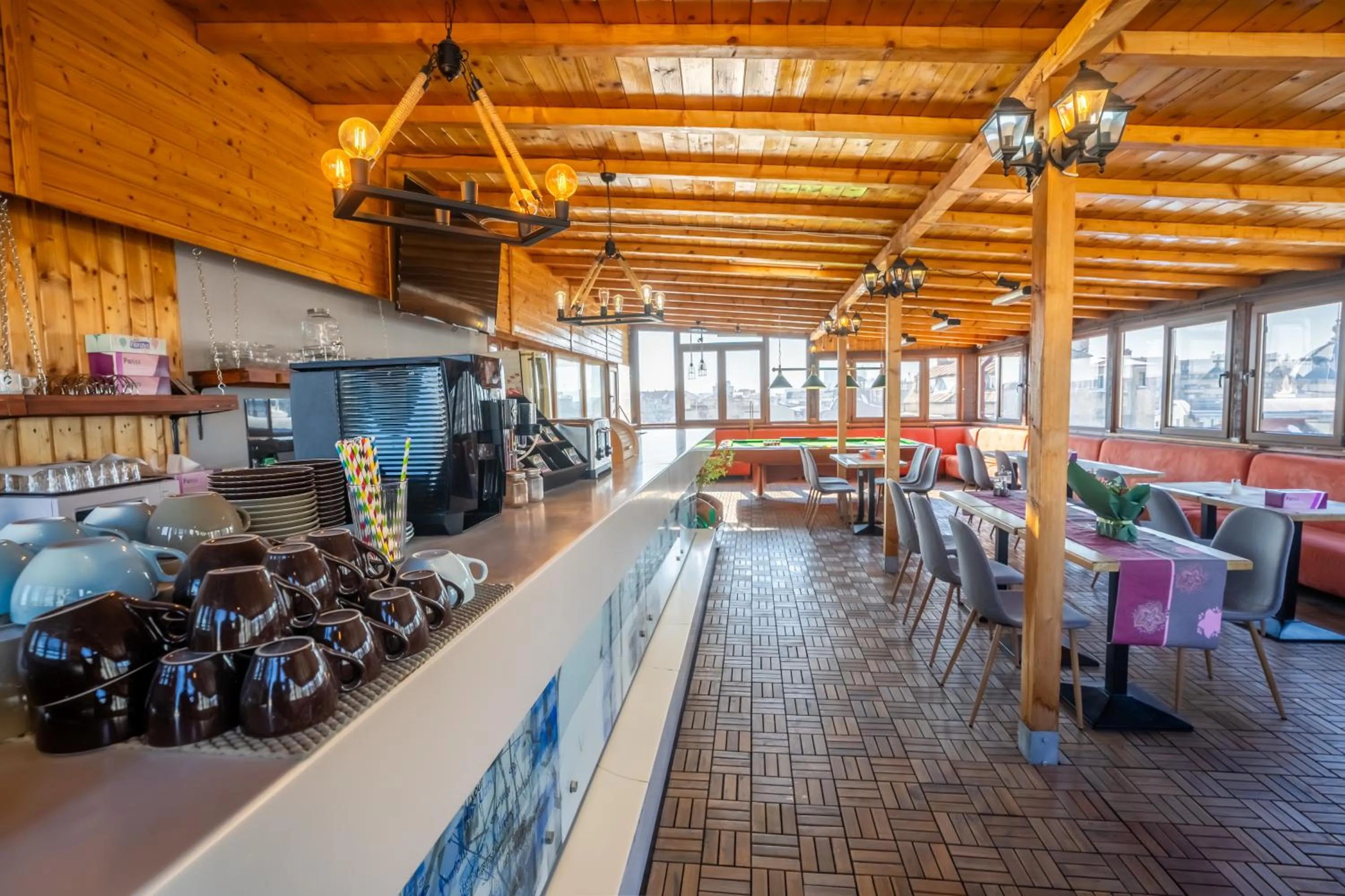 Restaurant/places to eat in Hotel Liad City Center