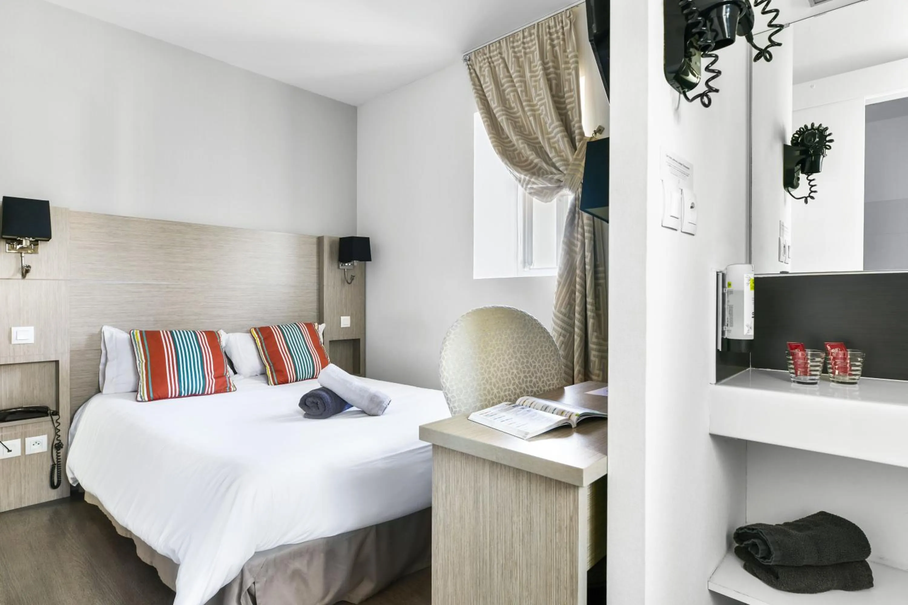 Bed in Logis Hôtel & Restaurant La Villa Bleue