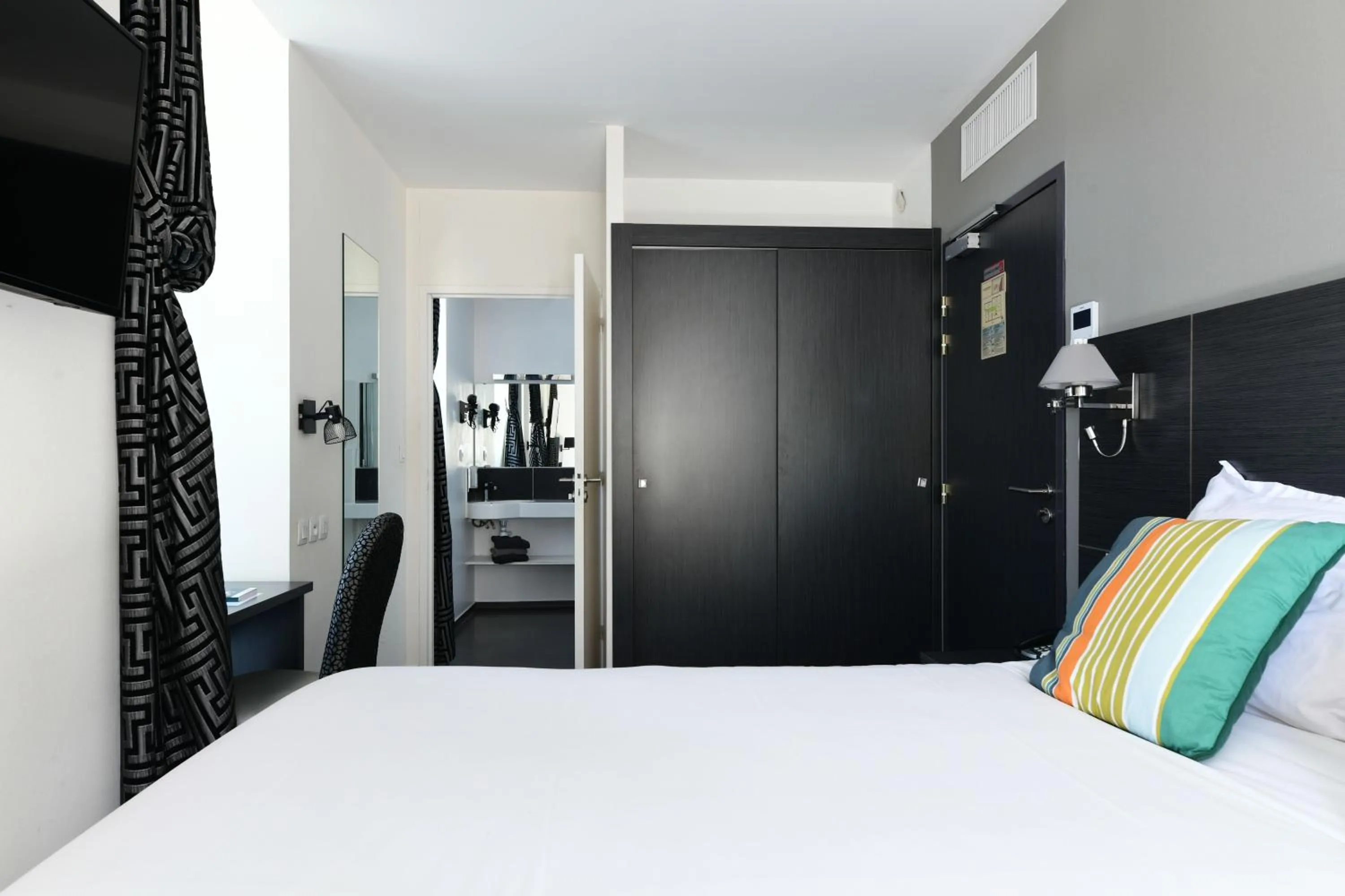 Bed in Logis Hôtel & Restaurant La Villa Bleue