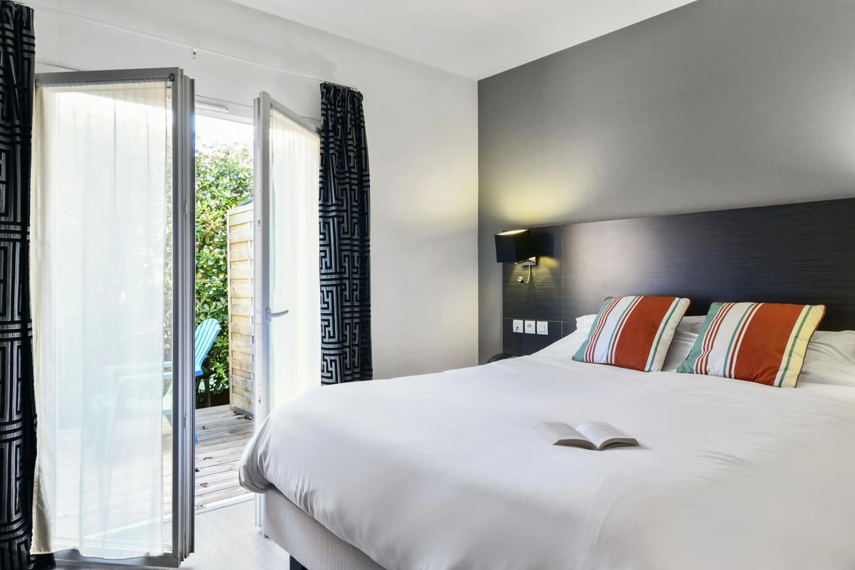 Bed in Logis Hôtel & Restaurant La Villa Bleue