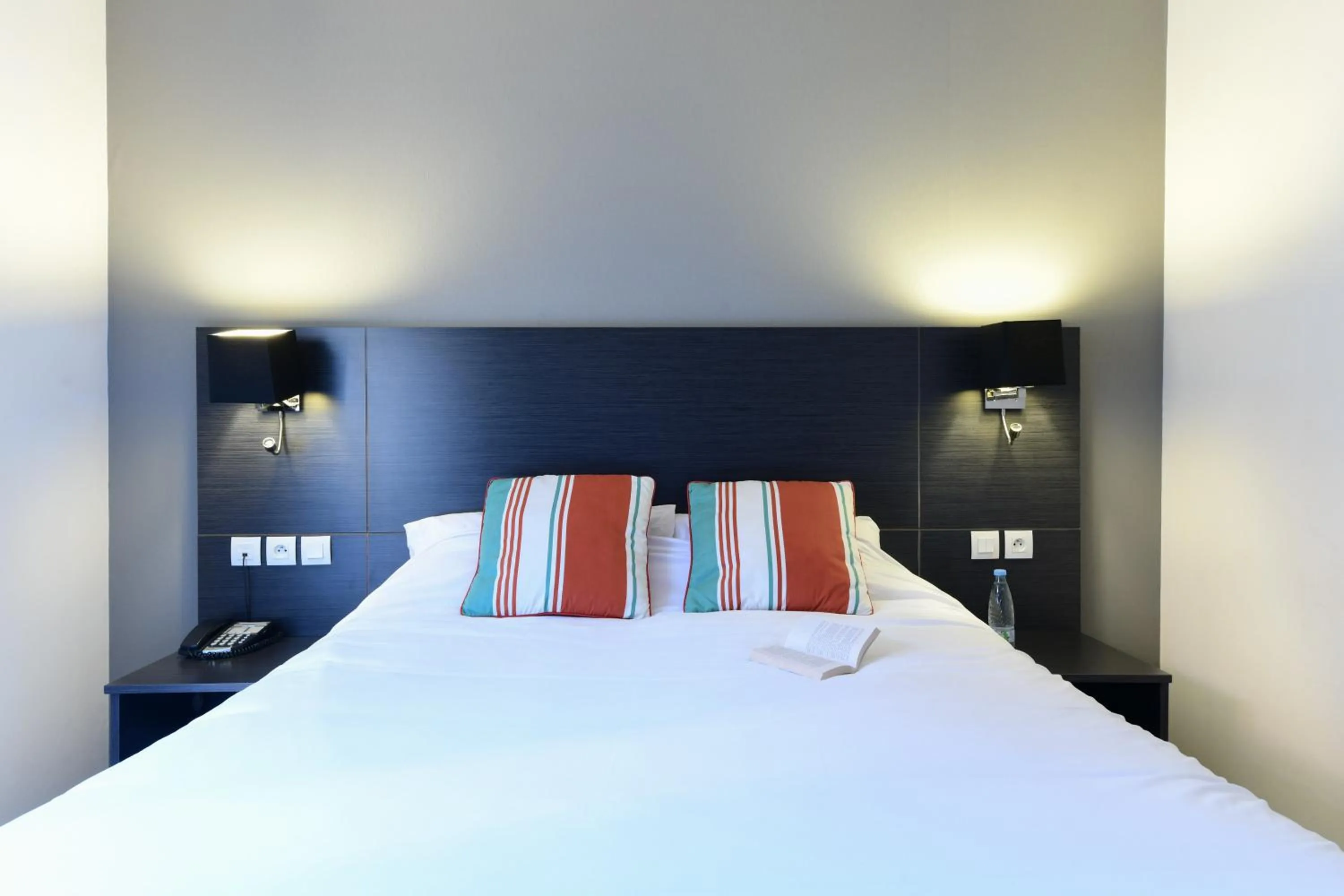 Bed in Logis Hôtel & Restaurant La Villa Bleue