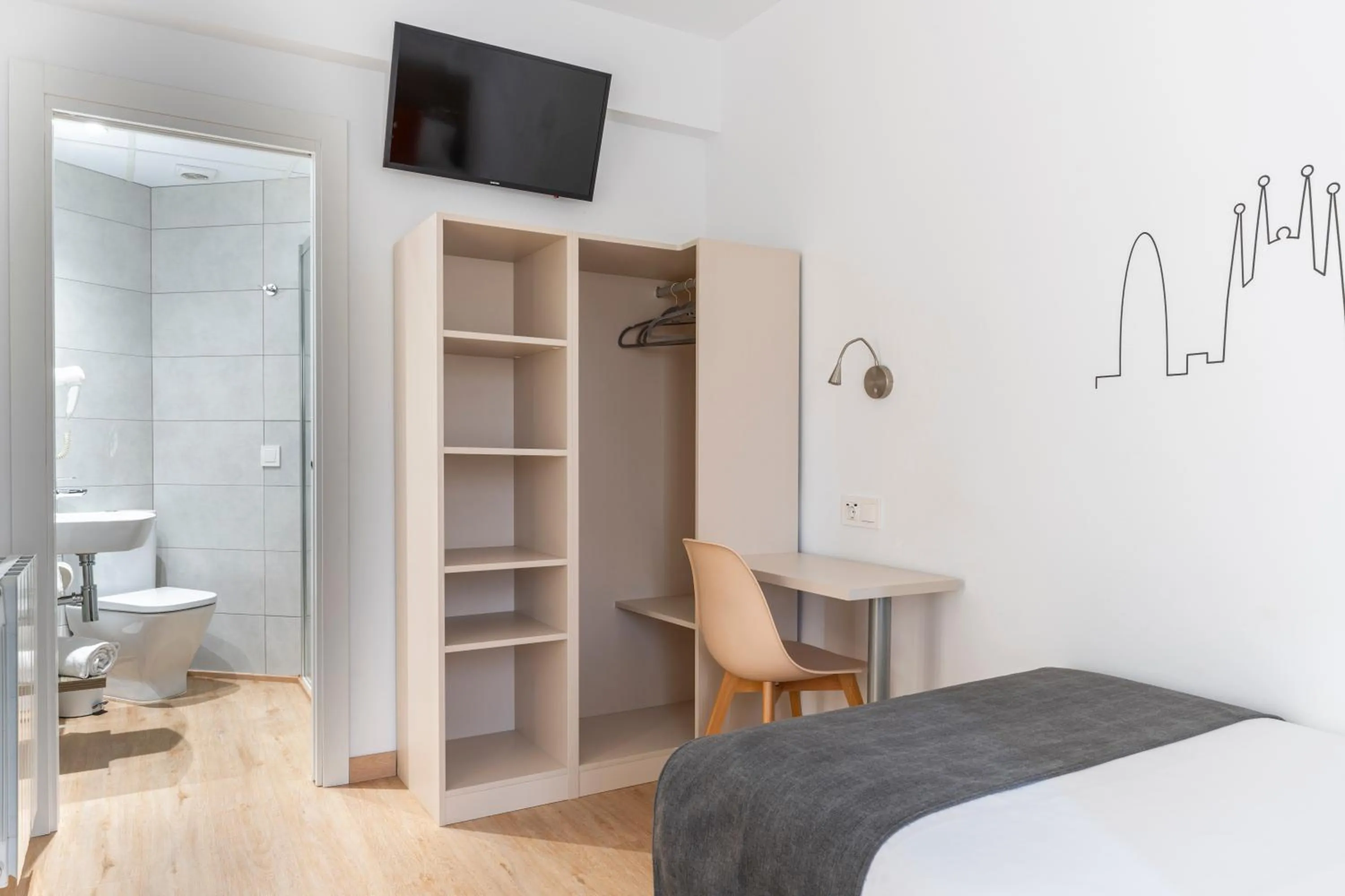 wardrobe, Bed in Hostal Sans