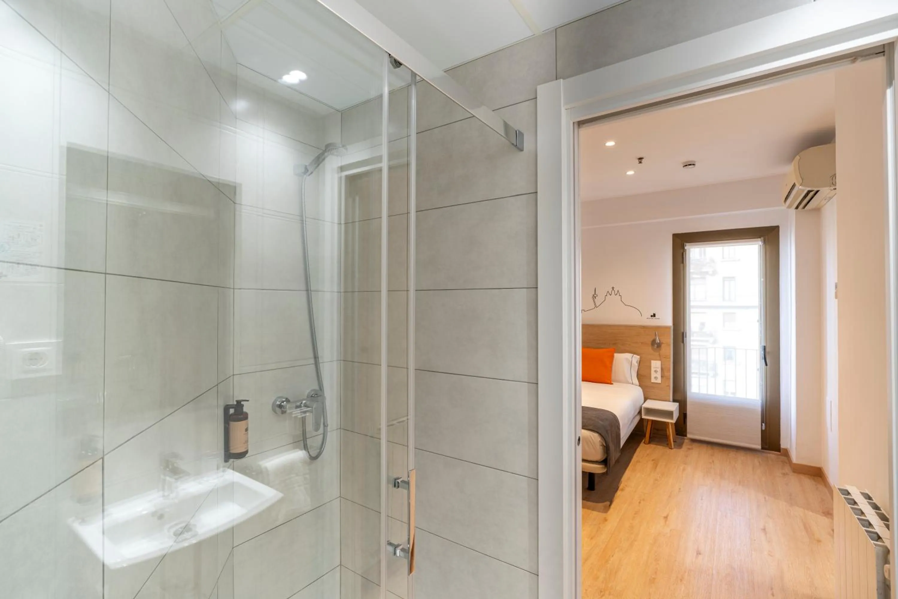 Shower in Hostal Sans