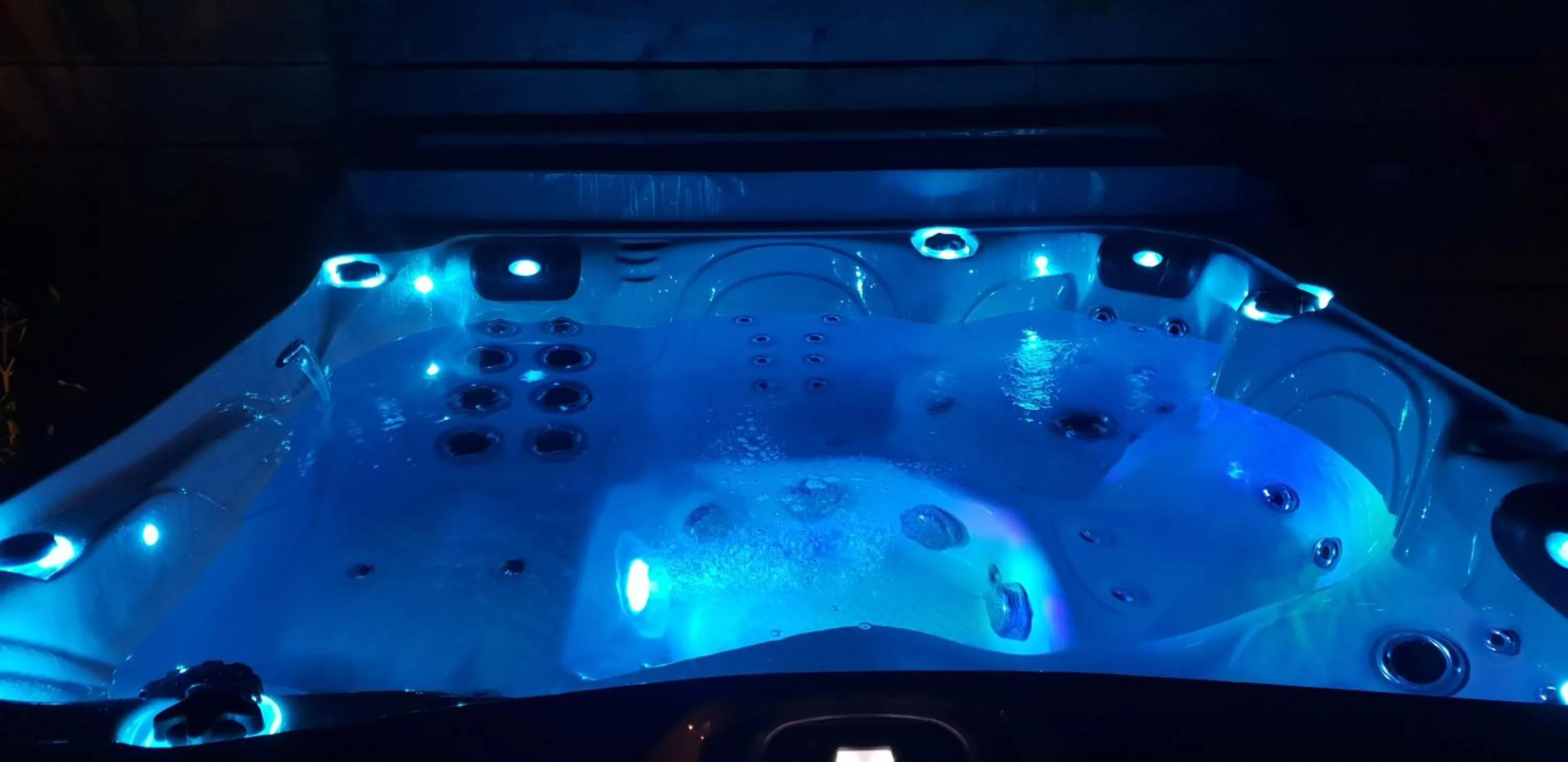 Hot Tub in Villa Alyzea