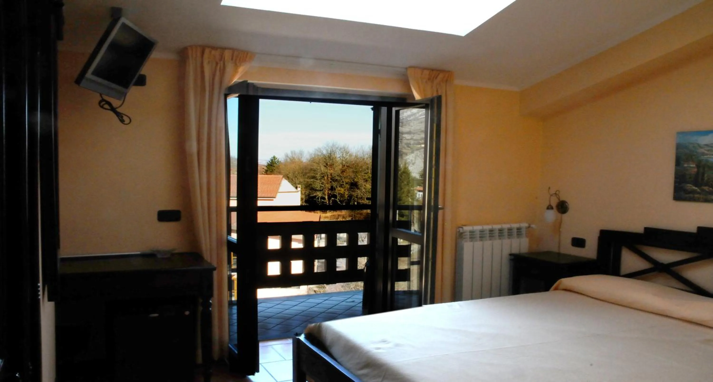 Balcony/Terrace, Bed in Hotel Alisma