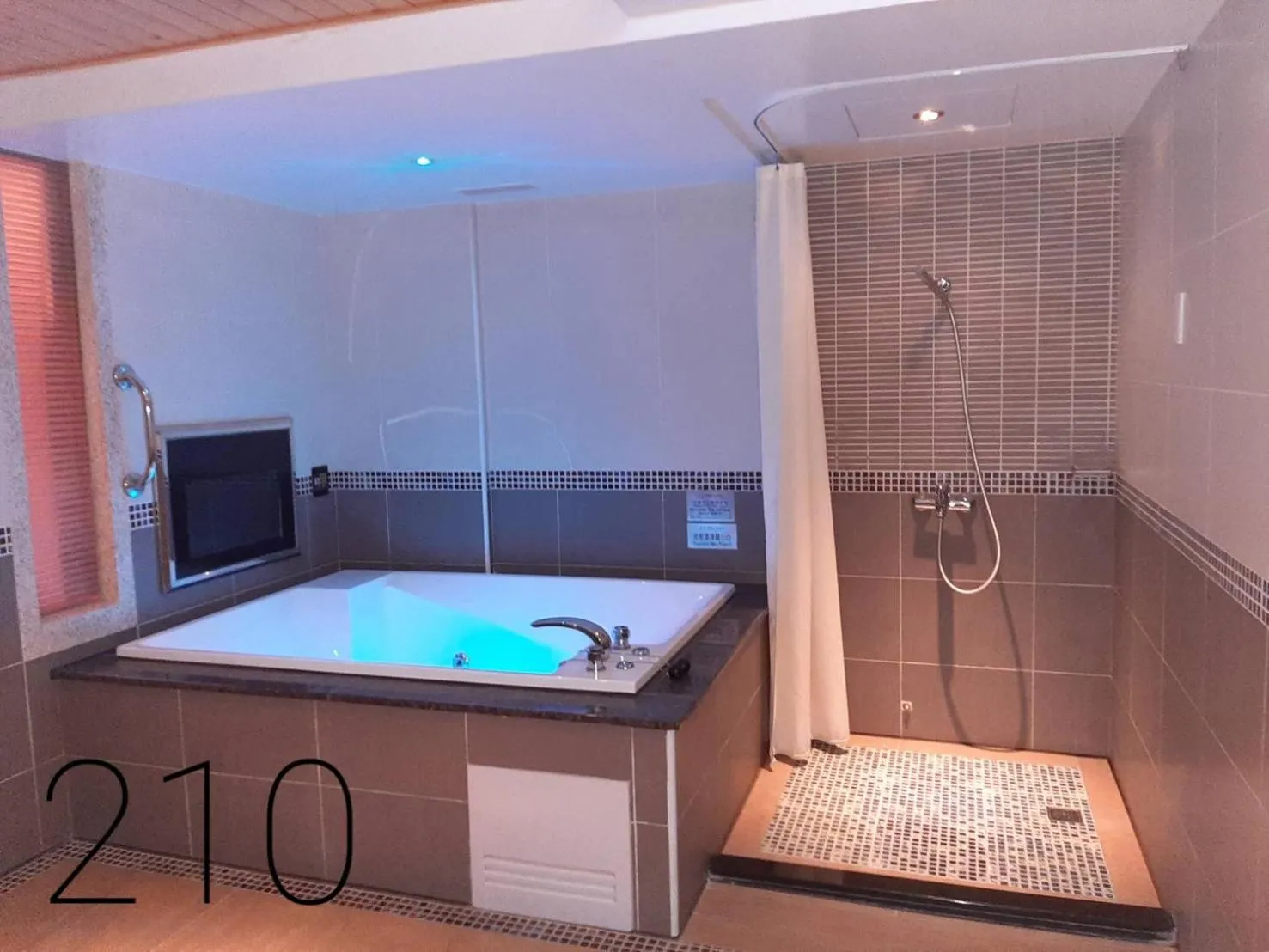 Chateau Motel & Spa (Daliao)