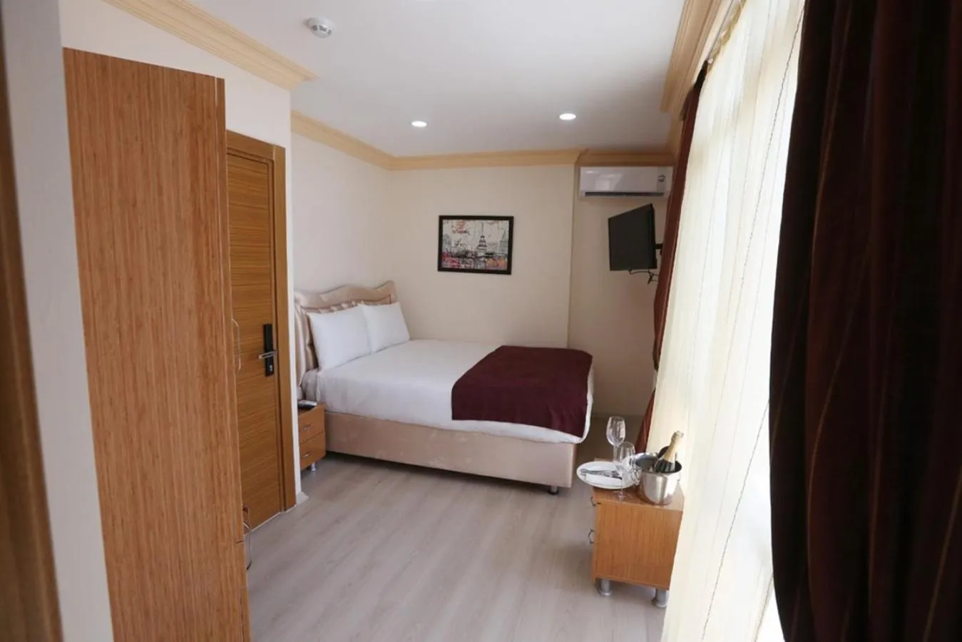 Photo of the whole room, Bed in Maxwell Hotel