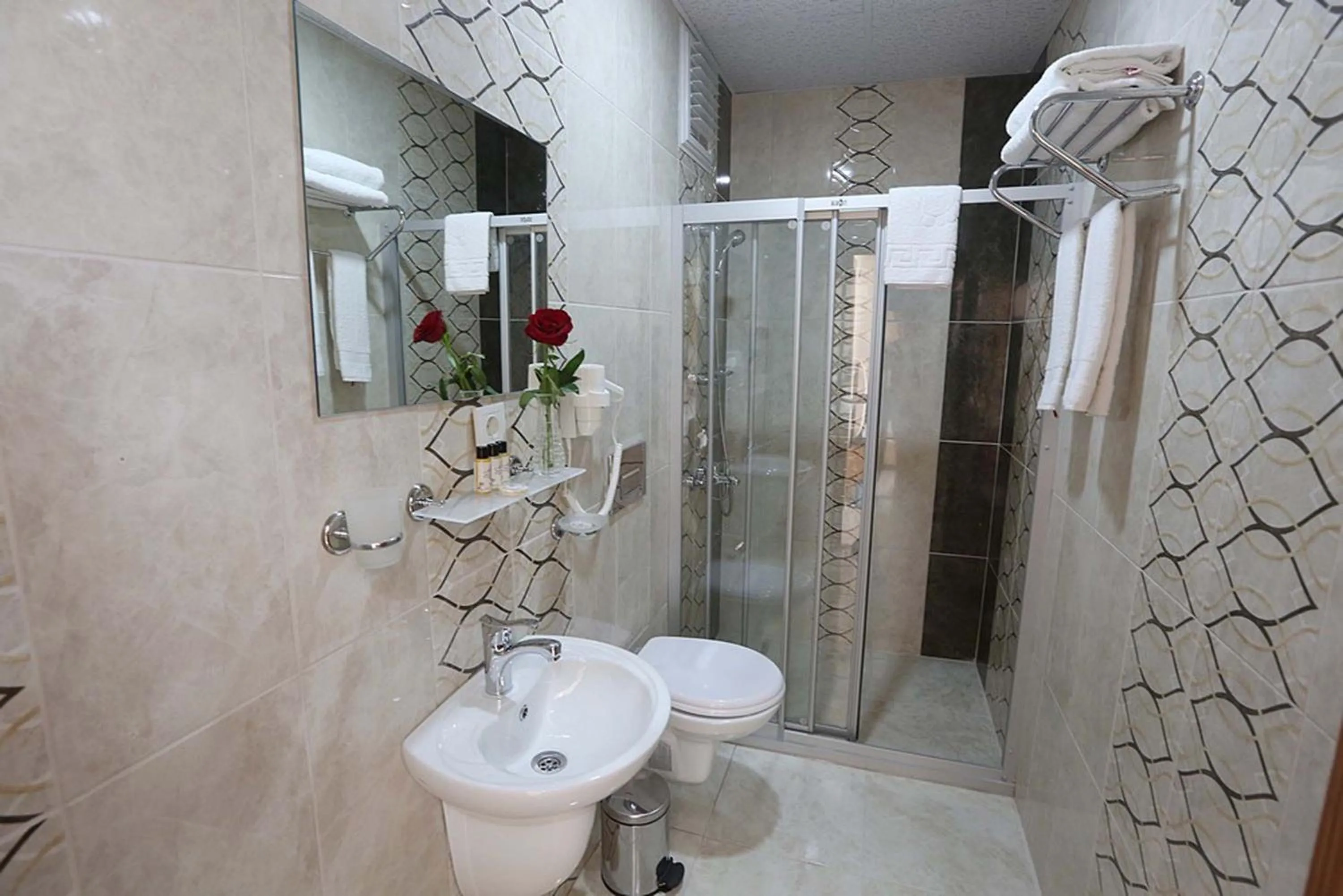 Shower in Maxwell Hotel